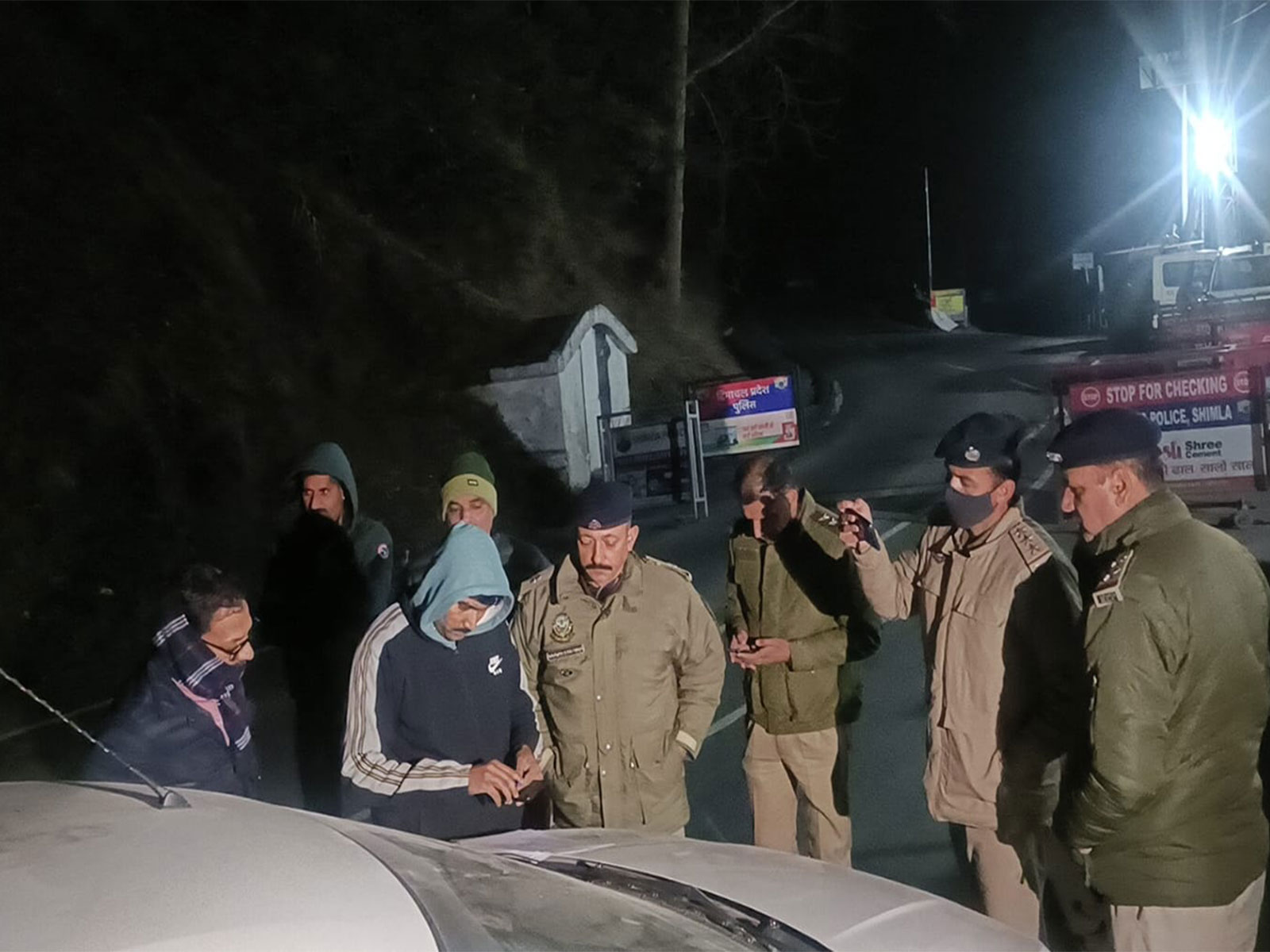 Shimla police inspected the papers of Delhi police officers during their detention at the Shogi barrier in Shimla in the early hours (Photo/ANI)