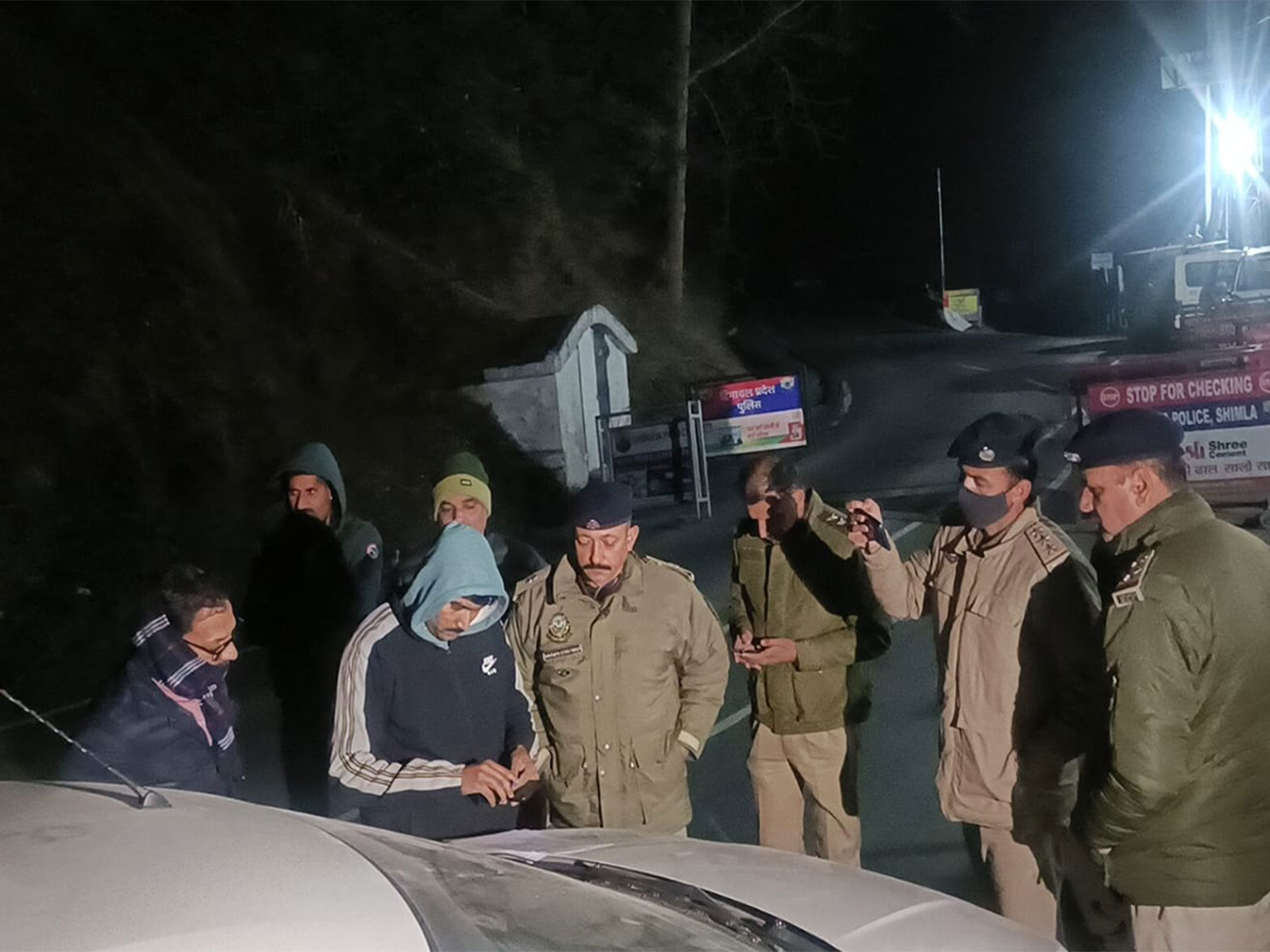 Shimla police inspected the papers of Delhi police officers during their detention at the Shogi barrier in Shimla in the early hours (Photo/ANI)
