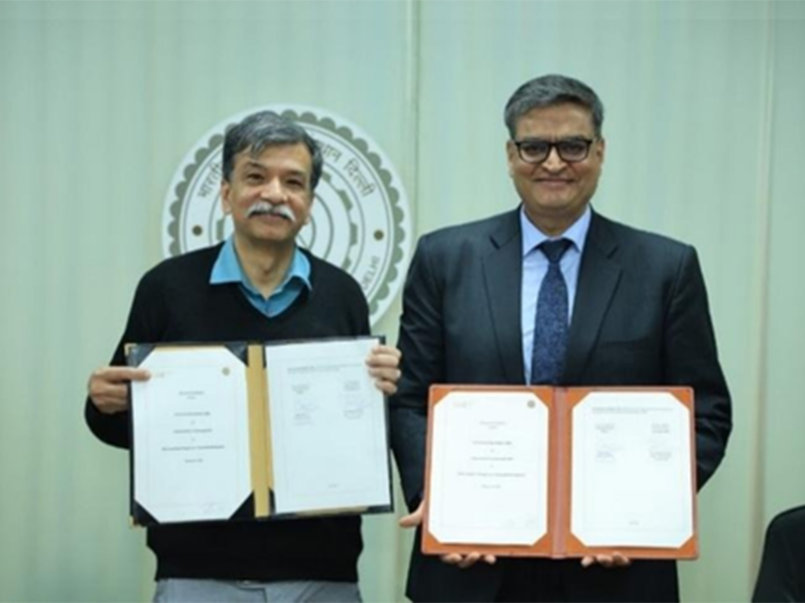 MoU signed by Ashish Khanna, DG, ISA and Rangan Banerjee, Director, IIT Delhi (Photo/Press release)
