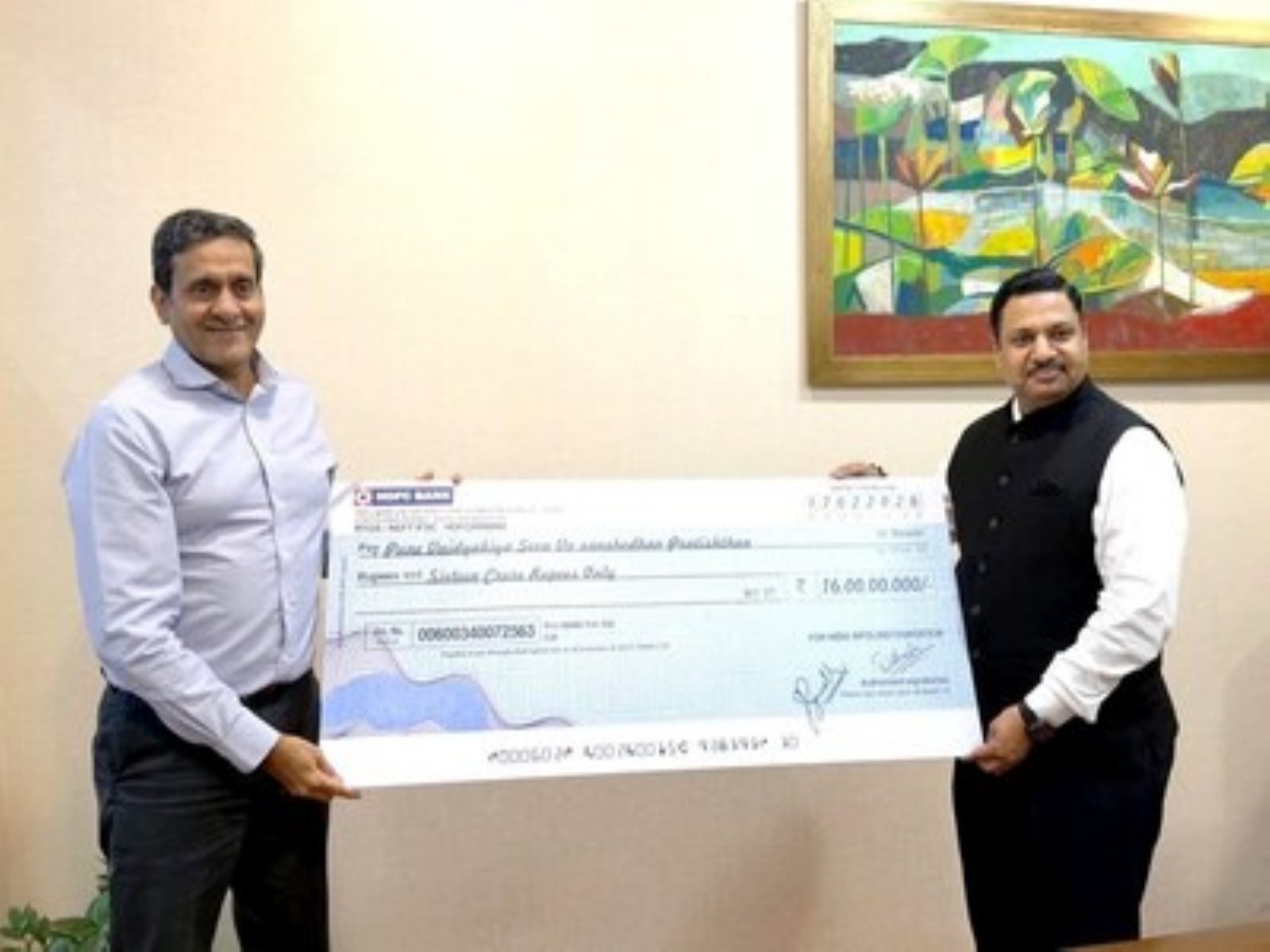 Shri Nirmal Jain, Founder, IIFL Group with Shri Manoj Pochat, Trustee, Balasaheb Deoras Rugnalay