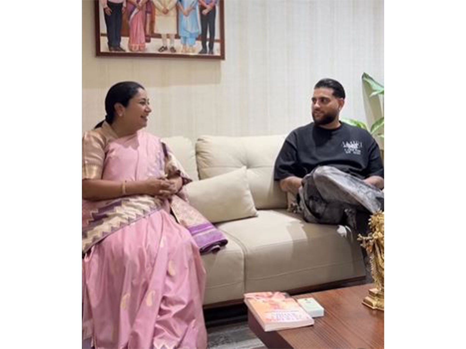 Delhi CM Rekha Gupta and singer Karan Aujla (Image source: Instagram@officialrekhagupta)