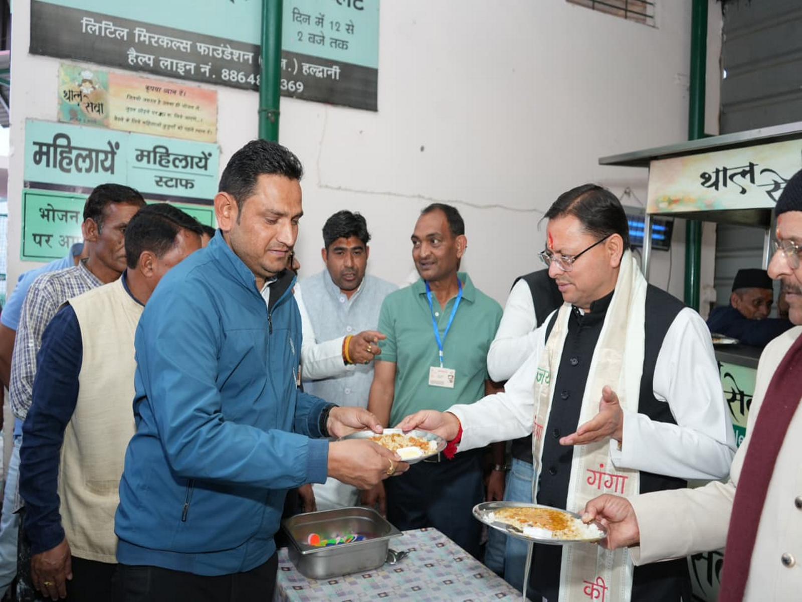 Chief Minister Pushkar Singh Dhami participates in Thaal Seva program (Photo/ANI)