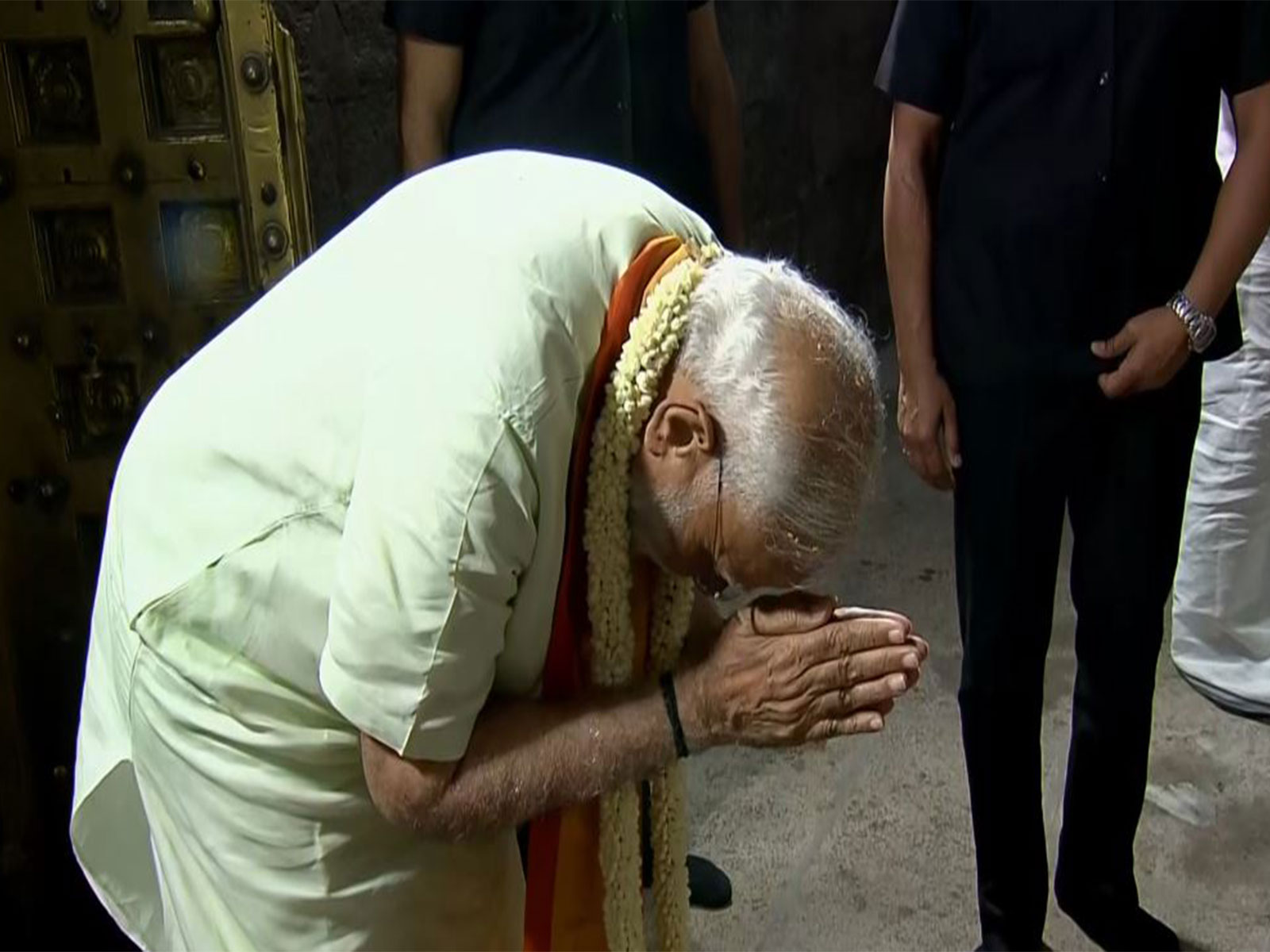 PM Modi offers prayers at Arulmigu Subramania Swamy Temple (Photo/Narendra Modi's YouTube)