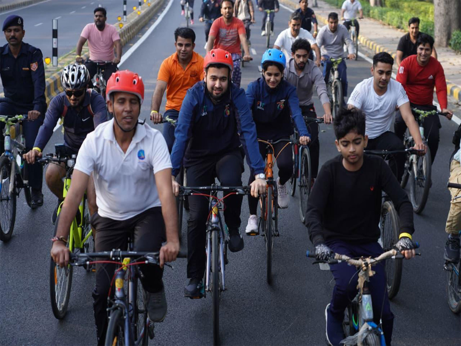 Indian shooter Anish Bhanwala with cyclists in New Delhi. (Photo/SAI Media) Indian shooter Anish Bhanwala with cyclists in New Delhi. (Photo/SAI Media)