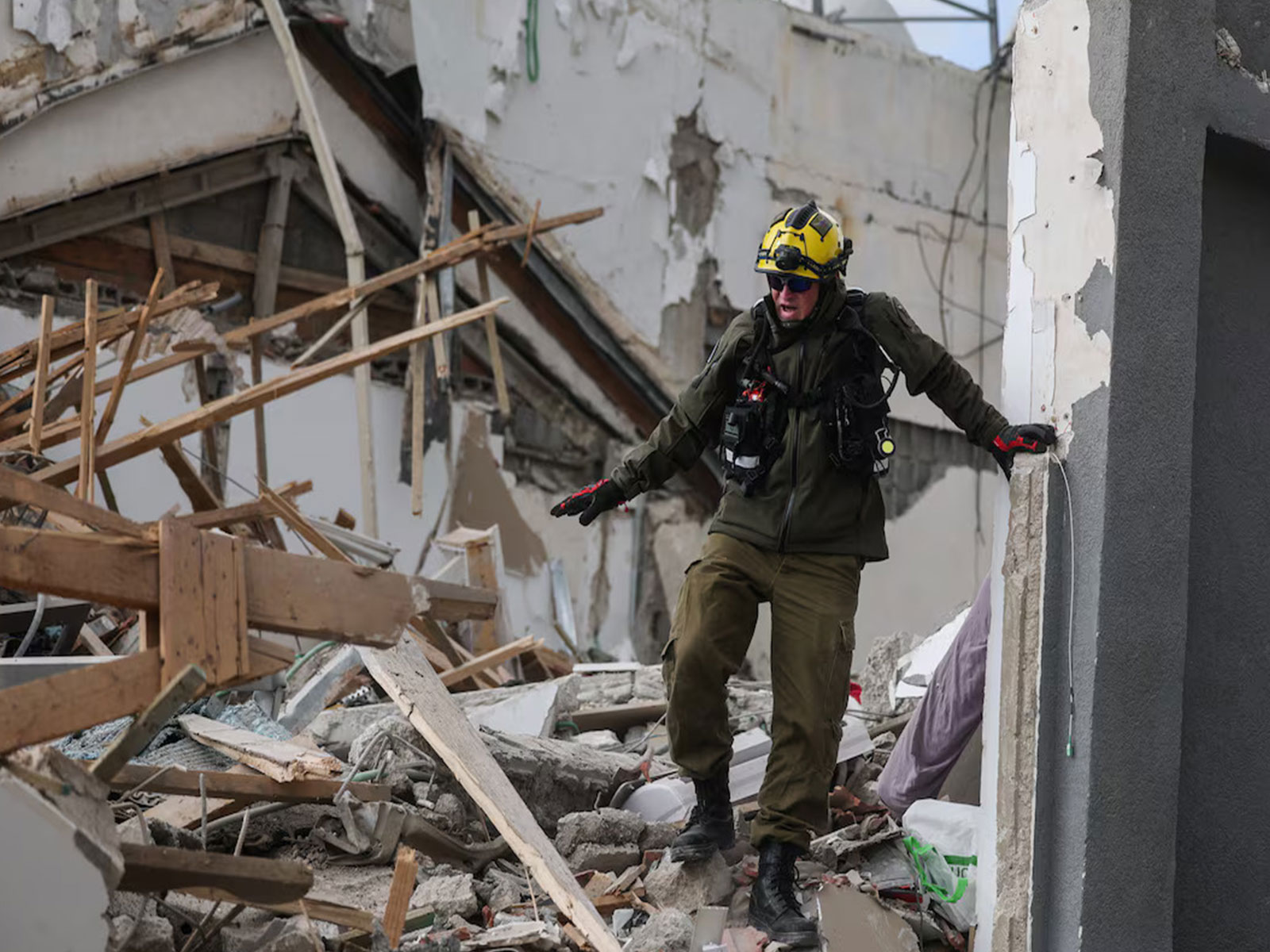 Emergency personnel conduct rescue and relief operations at the site of an Iranian missile strike. (Photo/Reuters) Emergency personnel conduct rescue and relief operations at the site of an Iranian missile strike. (Photo/Reuters)