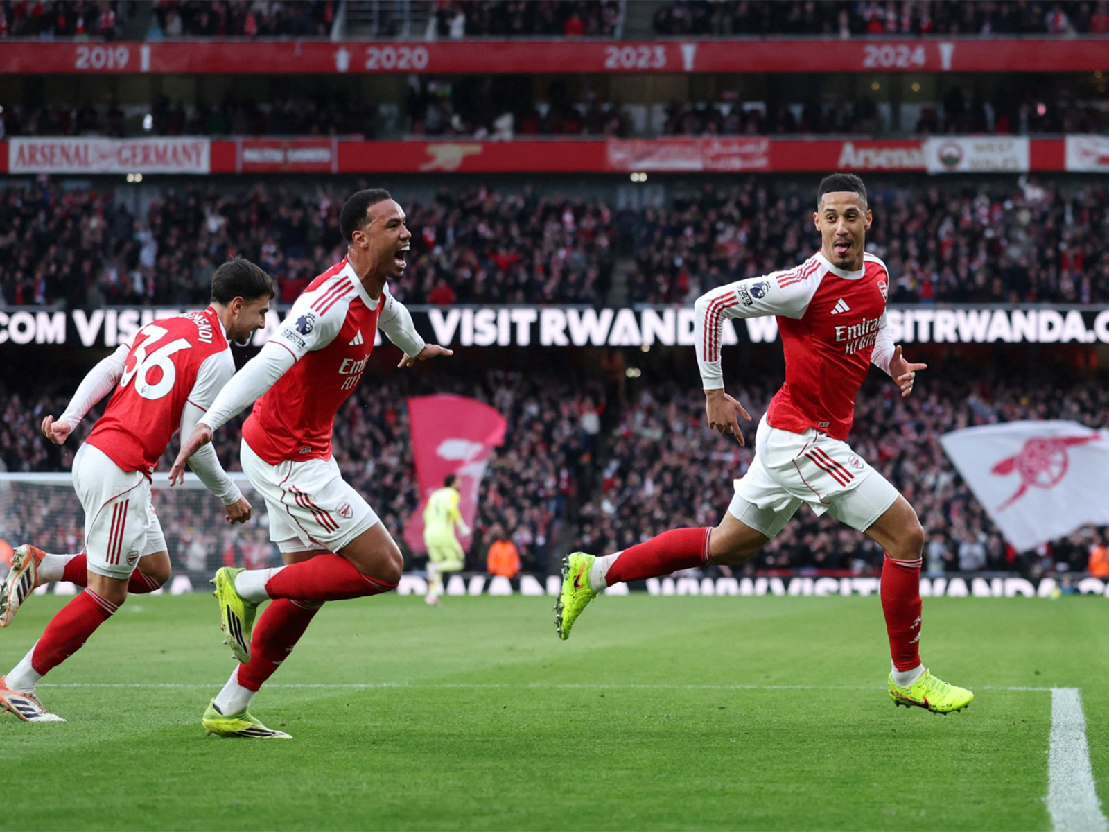 Arsenal edge Chelsea 2-1, United come from behind to beat Palace
