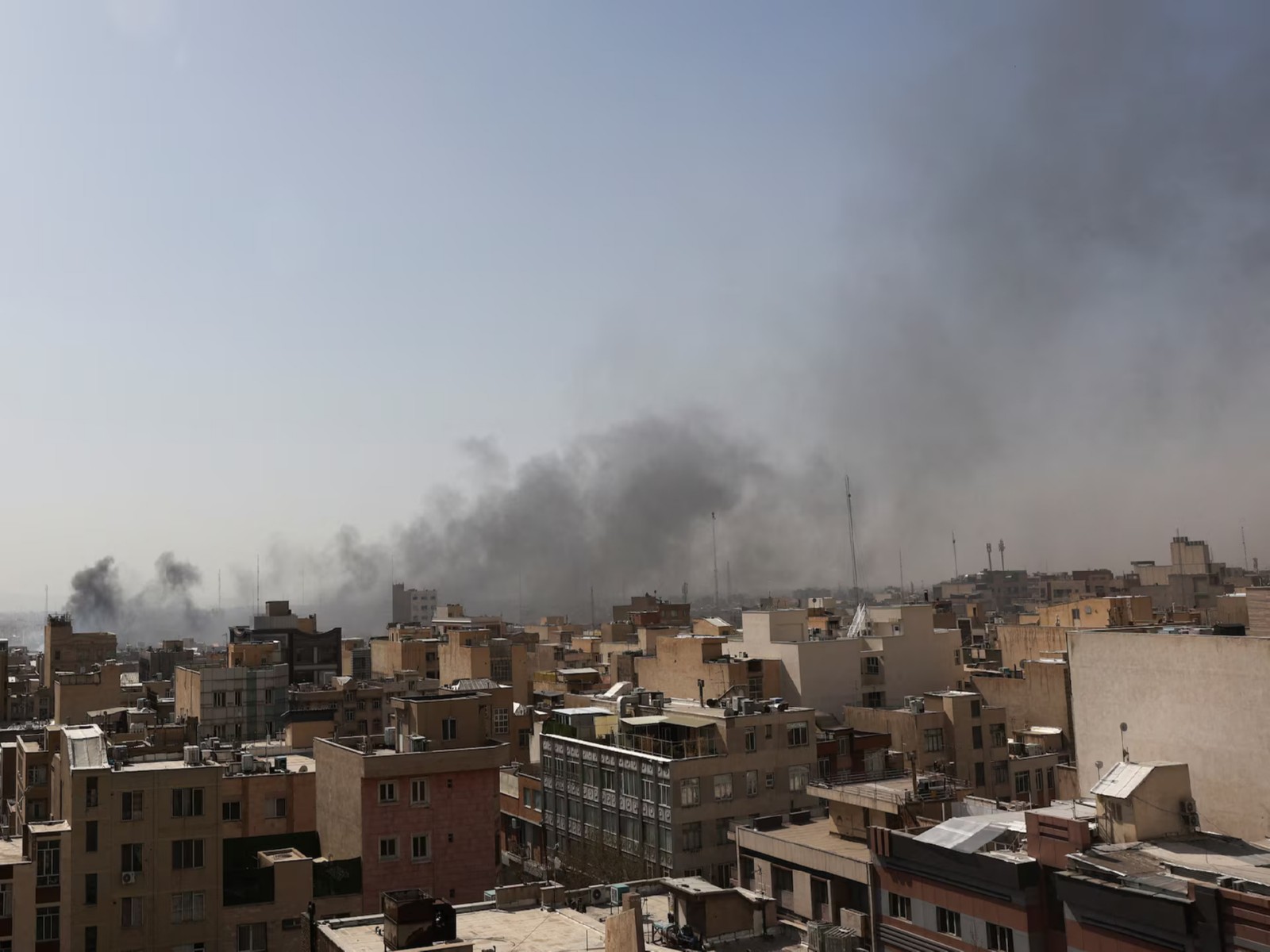 Smoke billows into the sky after explosions rocked Tehran, following strikes by Israeli and US forces on Iran. (Photo/Reuters) Smoke billows into the sky after explosions rocked Tehran, following strikes by Israeli and US forces on Iran. (Photo/Reuters)