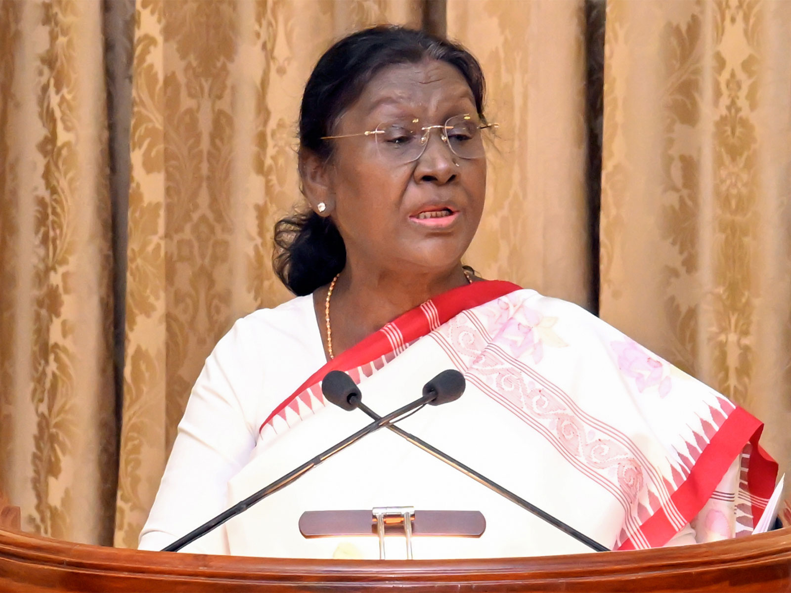 
    President Murmu extends greetings on Holi eve
    