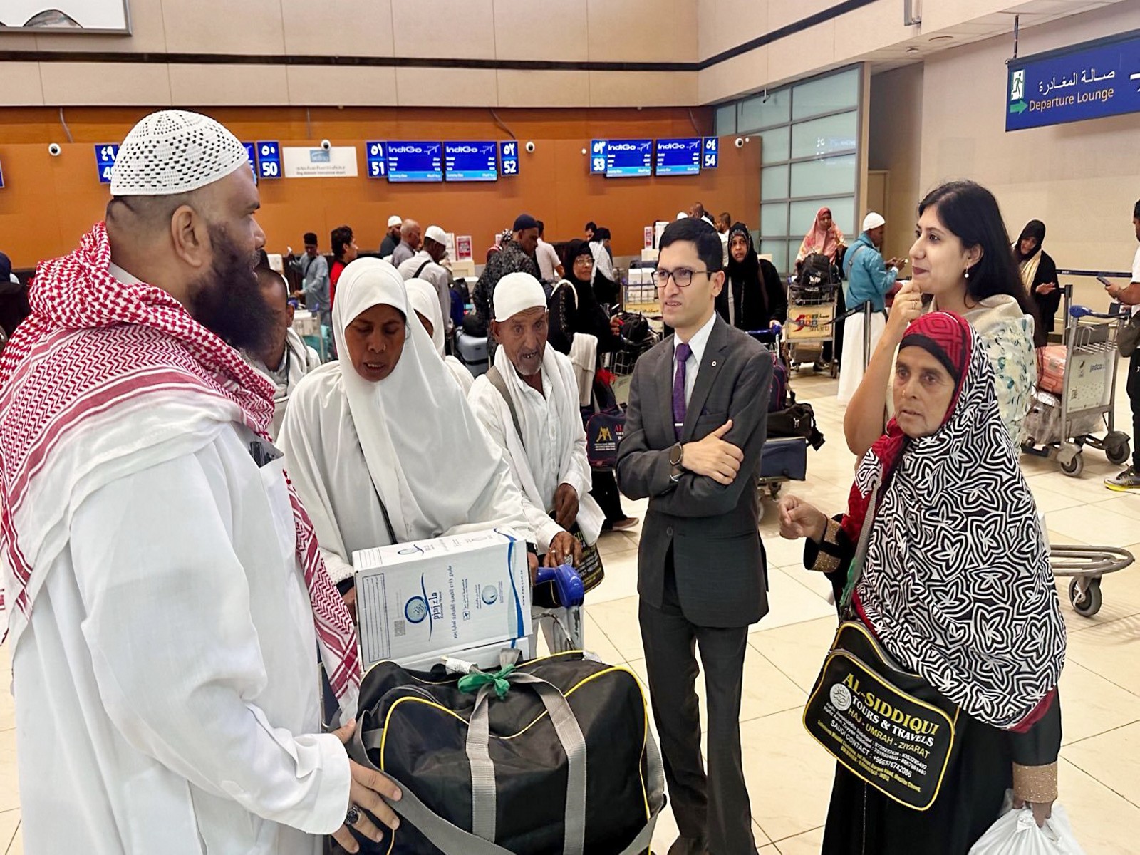 Indian Consul General in Jeddah Fahad Ahmed Khan Suri with Indian tourists at King Abdulaziz International Airport (Photo/MEA)