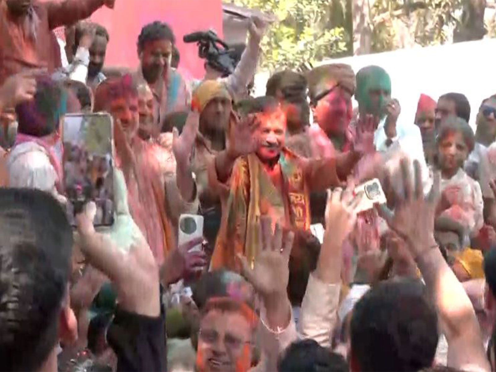 AAP convenor Arvind Kejriwal celebrates Holi with party leaders (Photo/ANI)