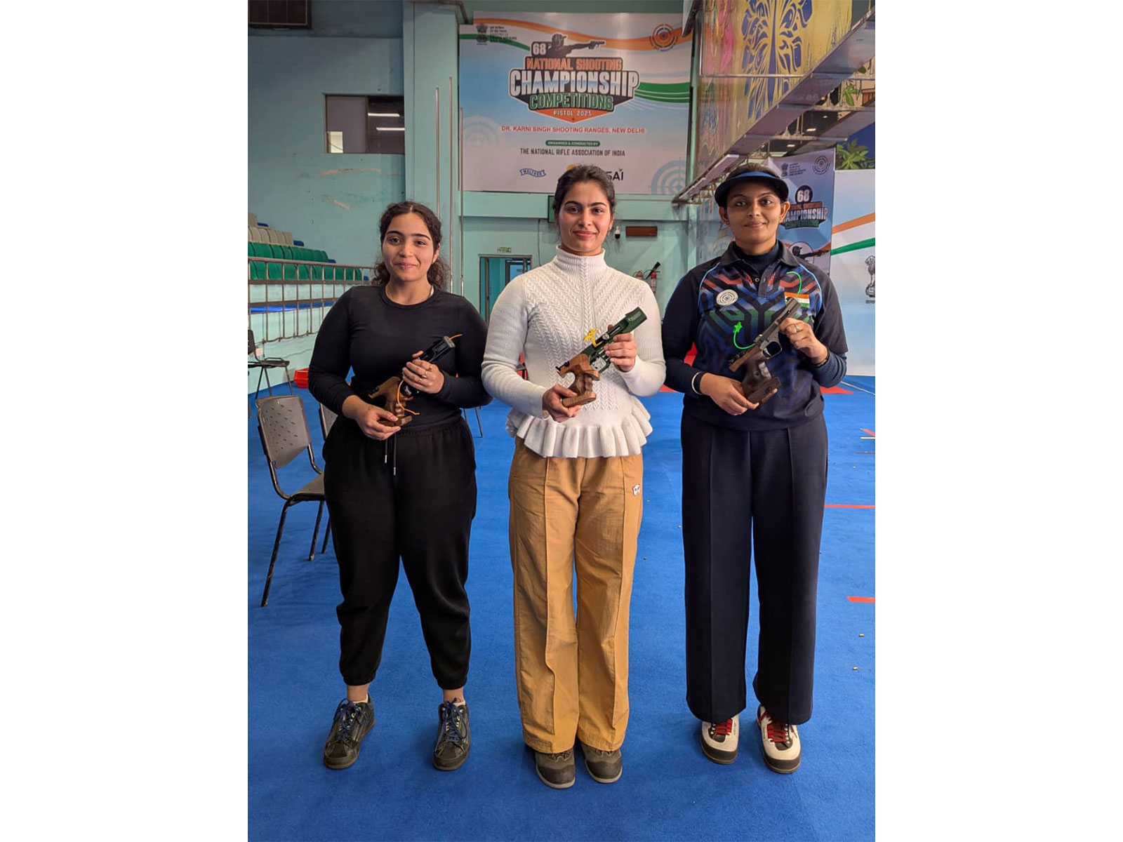 Manu Bhaker standing in center (Photo: NRAI)
