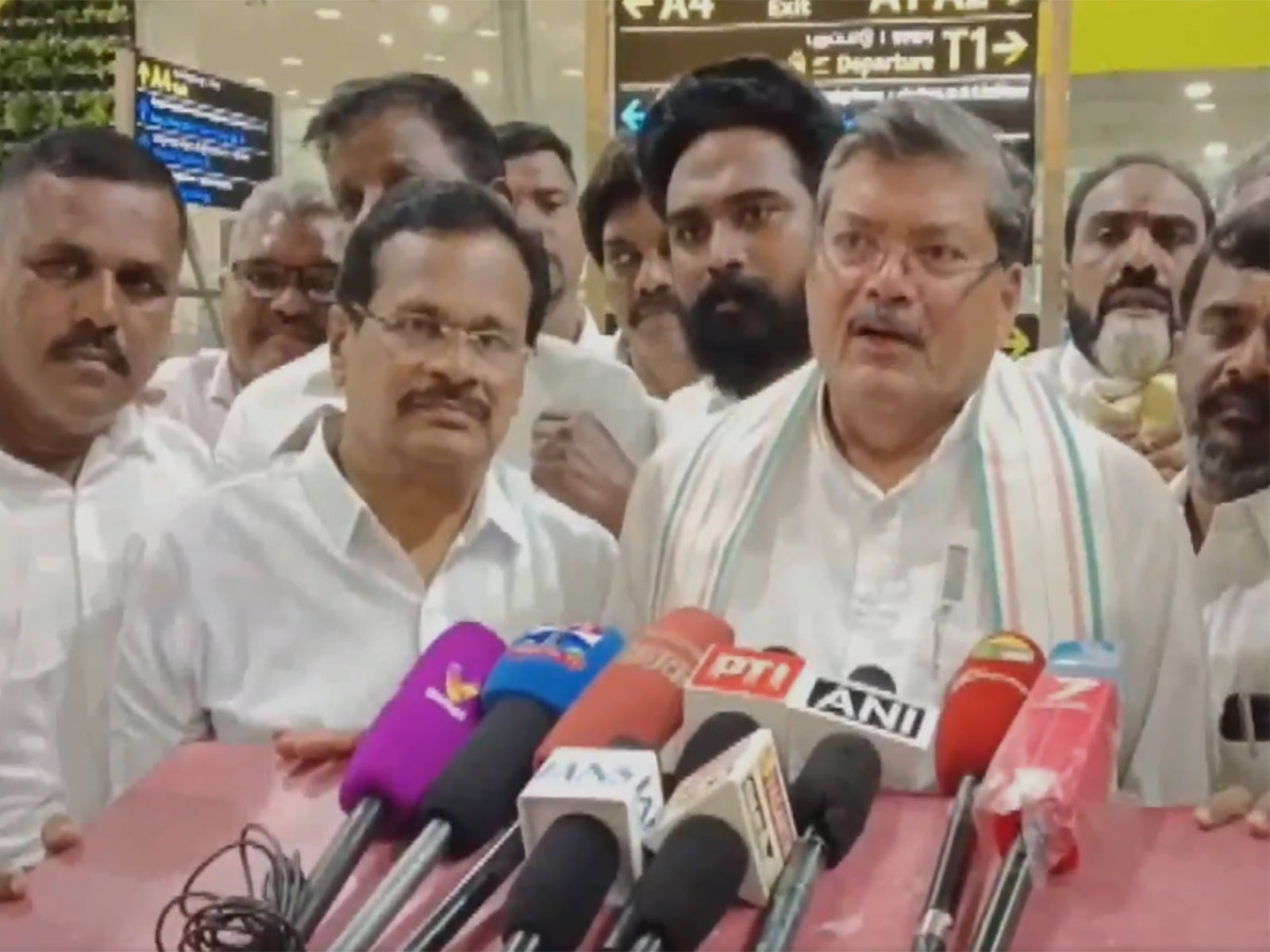 Congress General Secretary and MP Mukul Wasnik (photo/ANI)