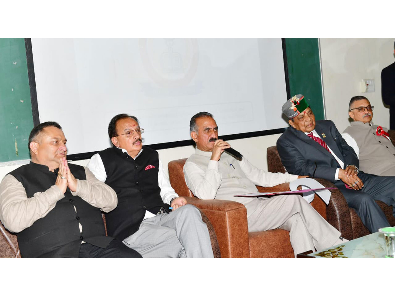 Himachal CM inspects Medical College; interacts with doctors