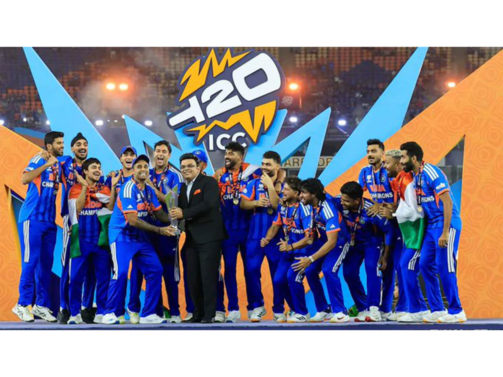 Team India celebrating with T20 World Cup trophy (Photo: X/@BCCI)