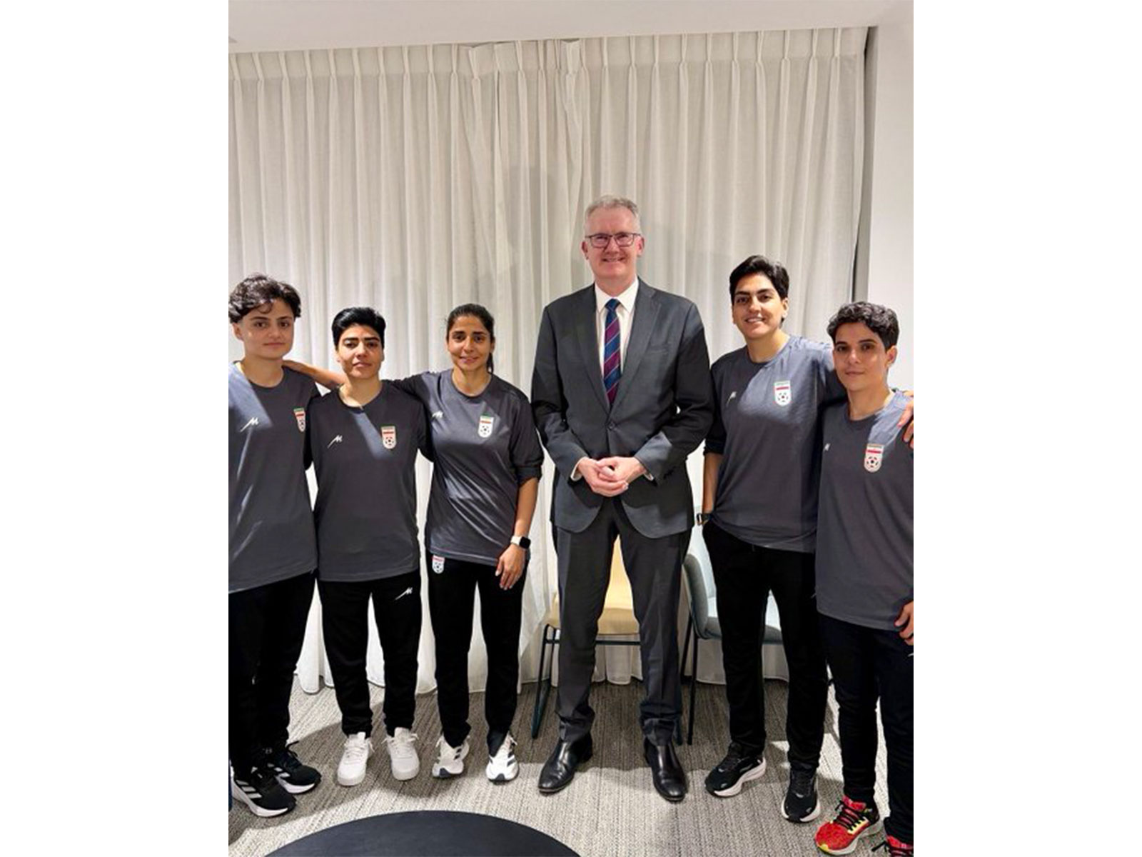 The five Iranian women soccer players (Photo/@Tony_Burke)