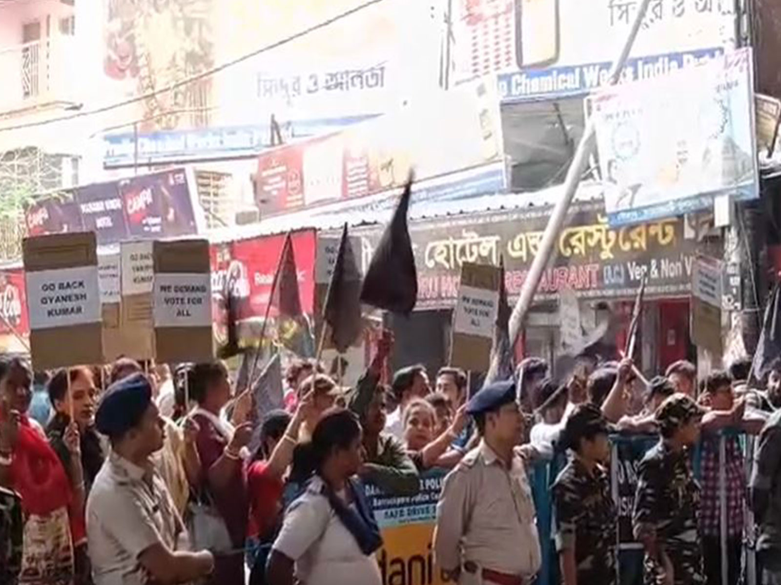 Visual outside Dakshineshwar Kali temple gate (Photo/ANI)