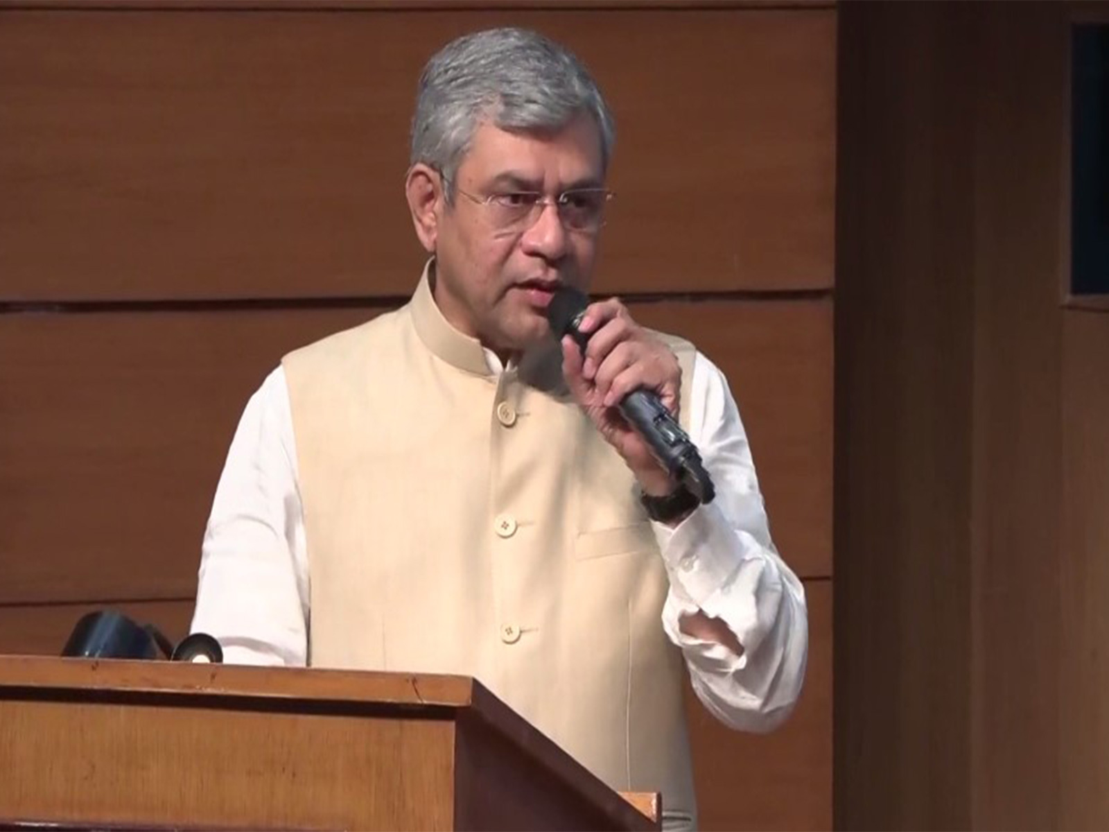 
    Cabinet approves Rs 4,474 crore rail projects
    