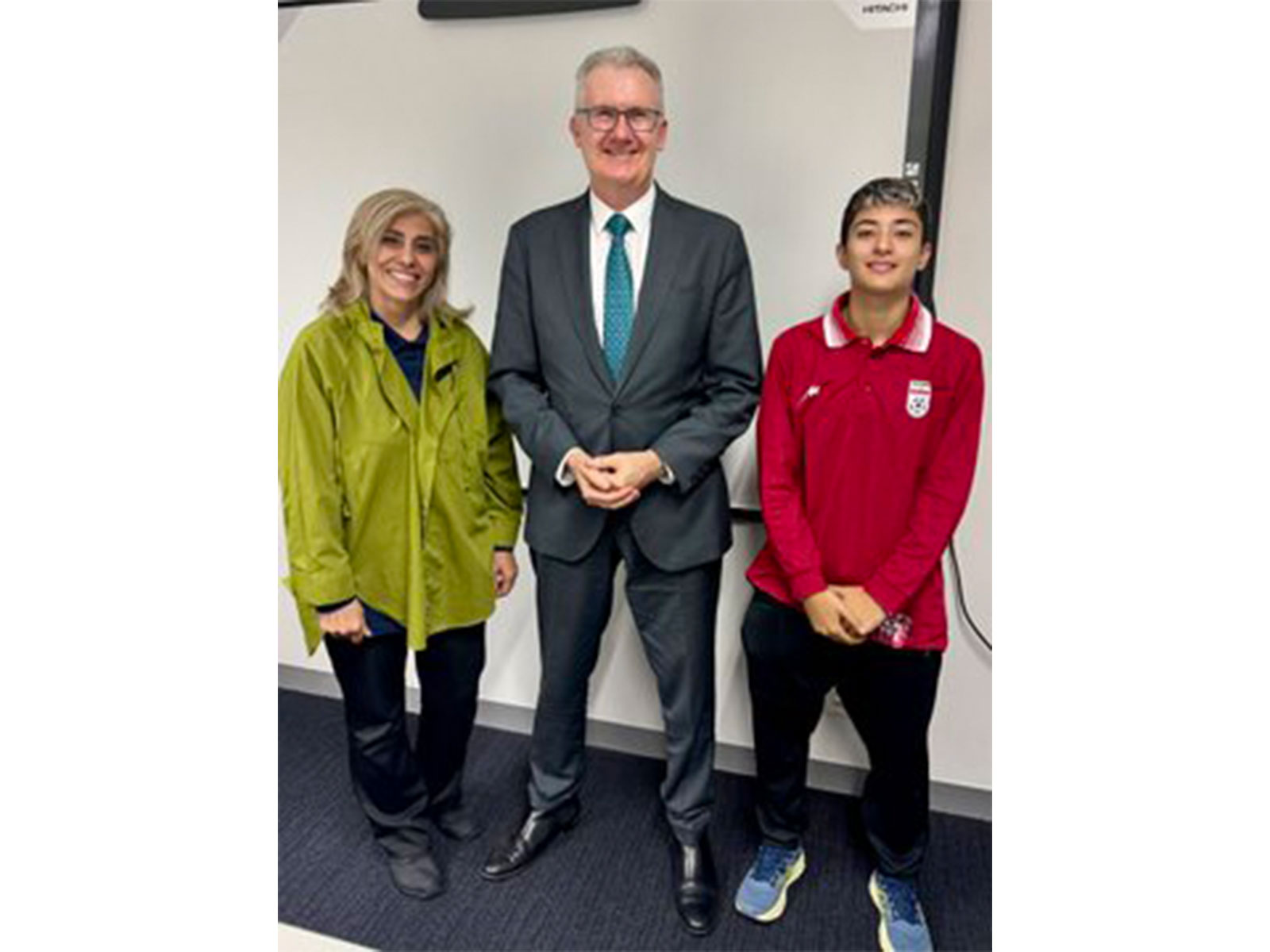 Tony Burke with Iranian soccer players (Photo/@Tony_Burke)