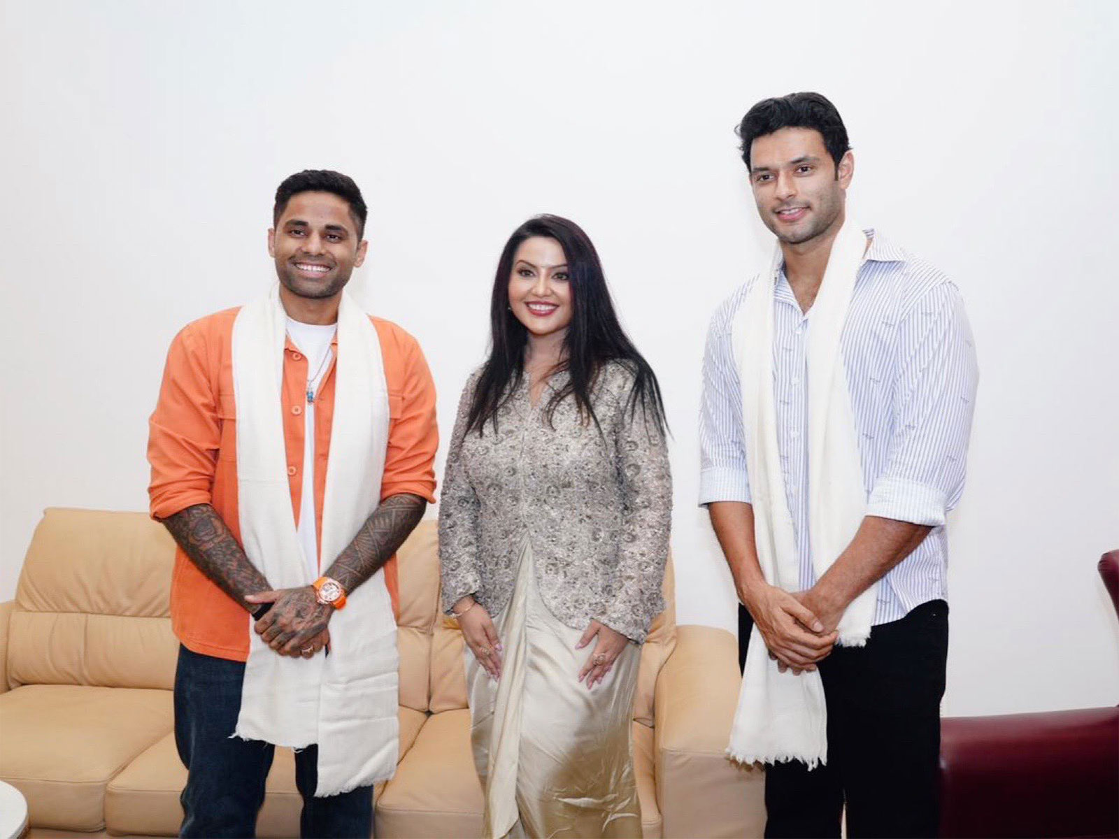 Amruta Fadnavis with Surykaumar Yadav (L) and Shivam Dube (R) (Photo/X@fadnavis_amruta)