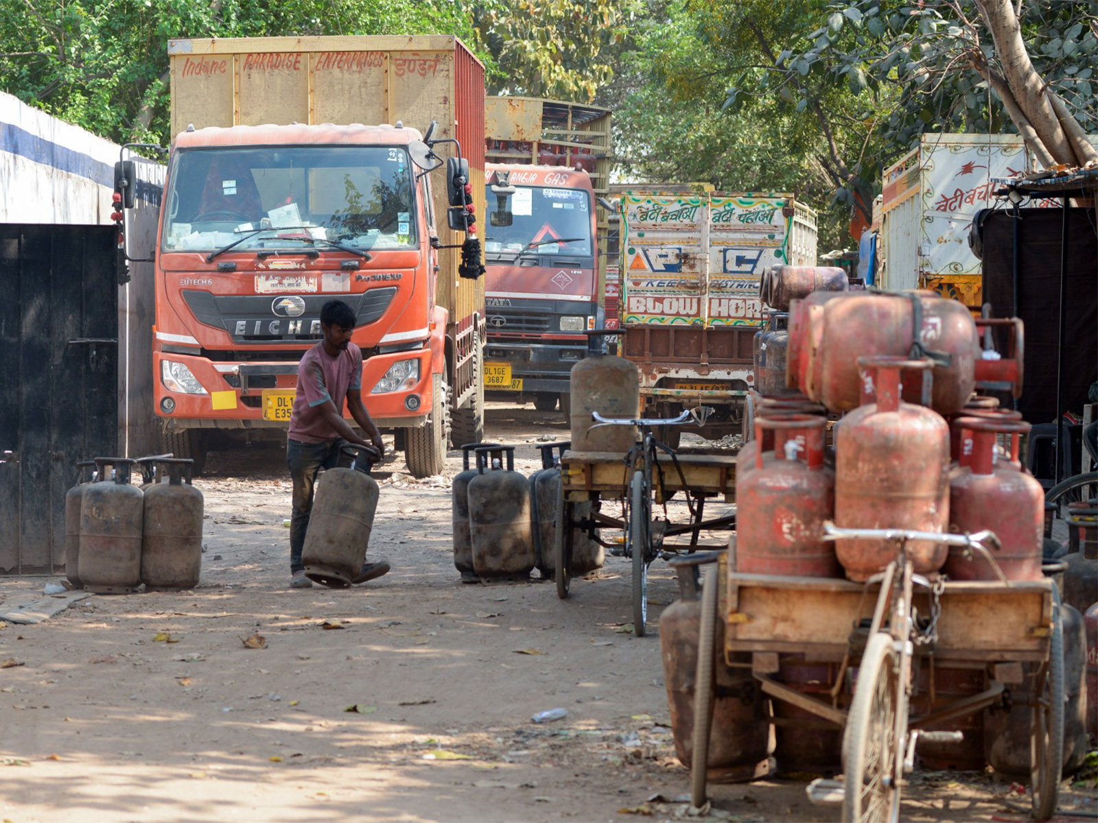 
    No Fuel Shortage in Delhi: CMO
    