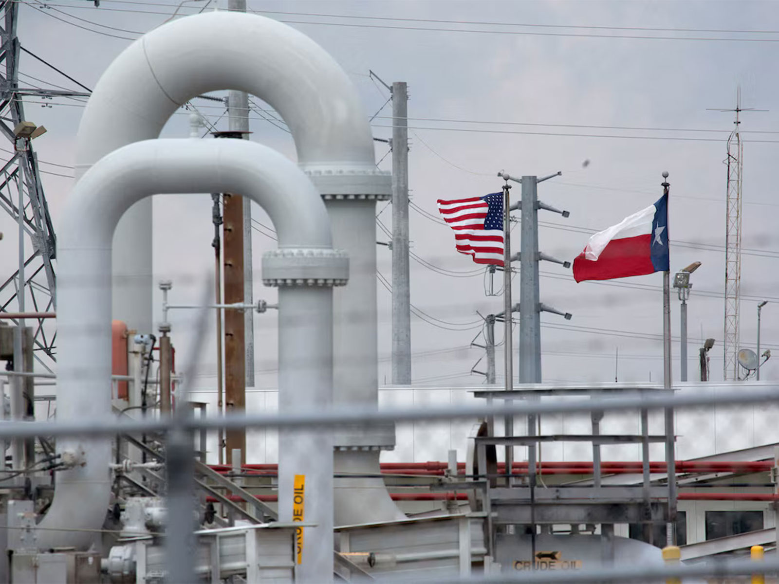 A maze of crude oil pipelines and equipment is seen at the Strategic Petroleum Reserve during a tour by the Department of Energy in Freeport, Texas, US, with the American and Texas flags flying in the background. (Photo/Reuters) A maze of crude oil pipelines and equipment is seen at the Strategic Petroleum Reserve during a tour by the Department of Energy in Freeport, Texas, US, with the American and Texas flags flying in the background. (Photo/Reuters)