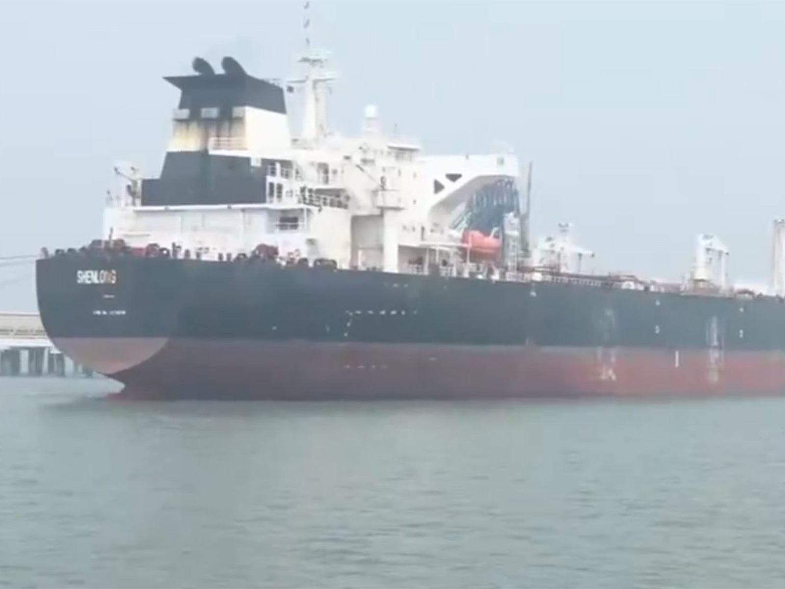 Liberia-flagged tanker Shenlong Suezmax at Mumbai Port (Photo/ANI)
