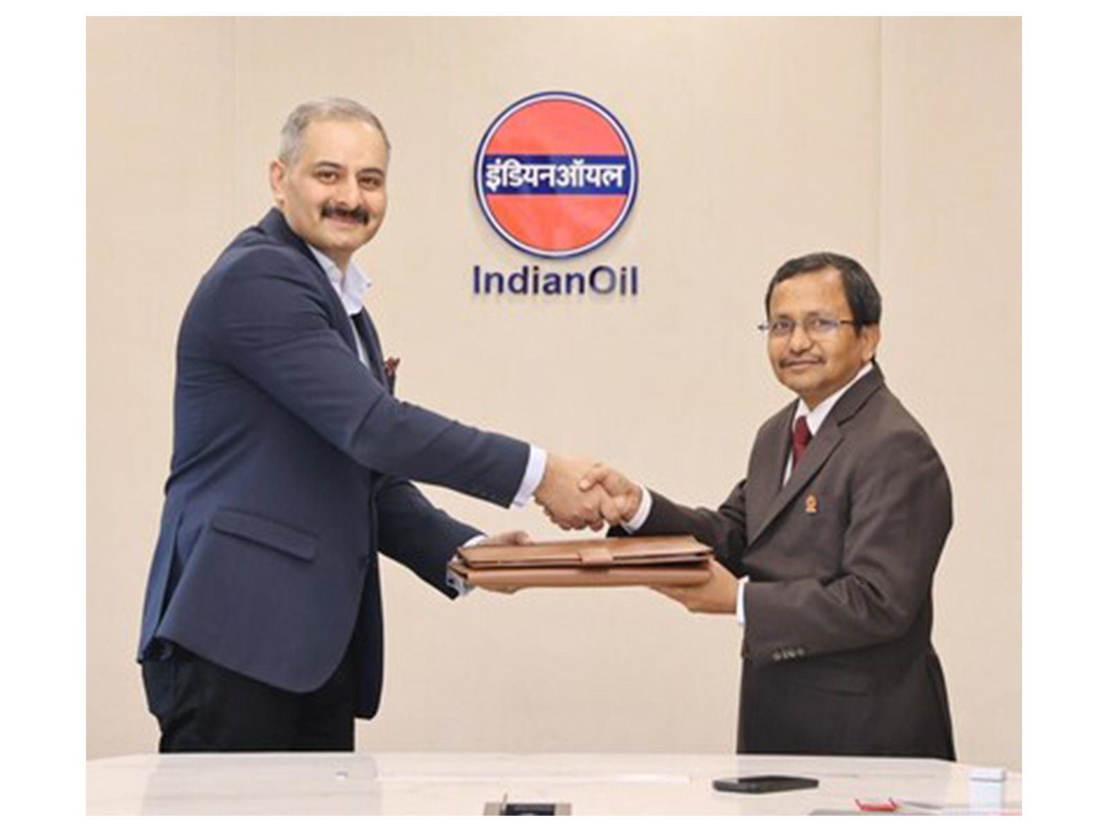 Left to Right: Mr. Masood Mallick, Managing Director & Group CEO, Re Sustainability, exchanging the MoU with Mr. Bankim Patra, Country Head (Lubes), Indian Oil Corporation Limited. Left to Right: Mr. Masood Mallick, Managing Director & Group CEO, Re Sustainability, exchanging the MoU with Mr. Bankim Patra, Country Head (Lubes), Indian Oil Corporation Limited.