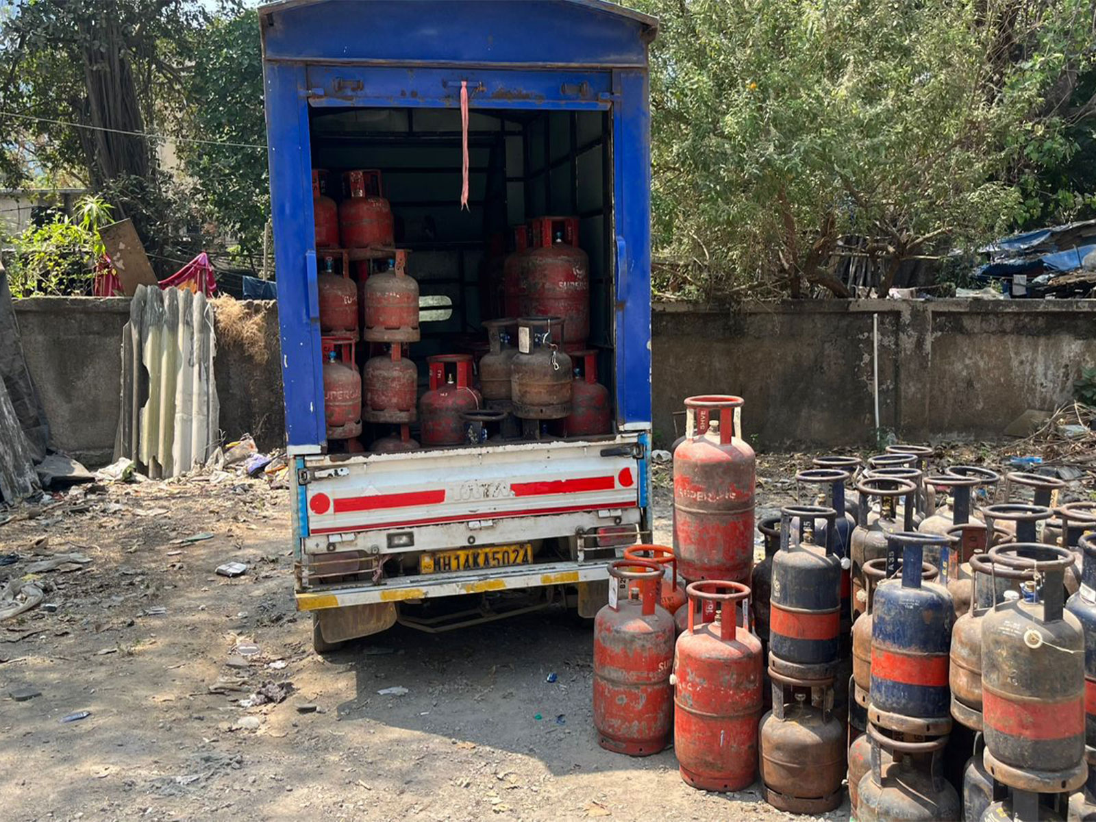 Seized LPG cylinders (Photo/Maharashtra government)