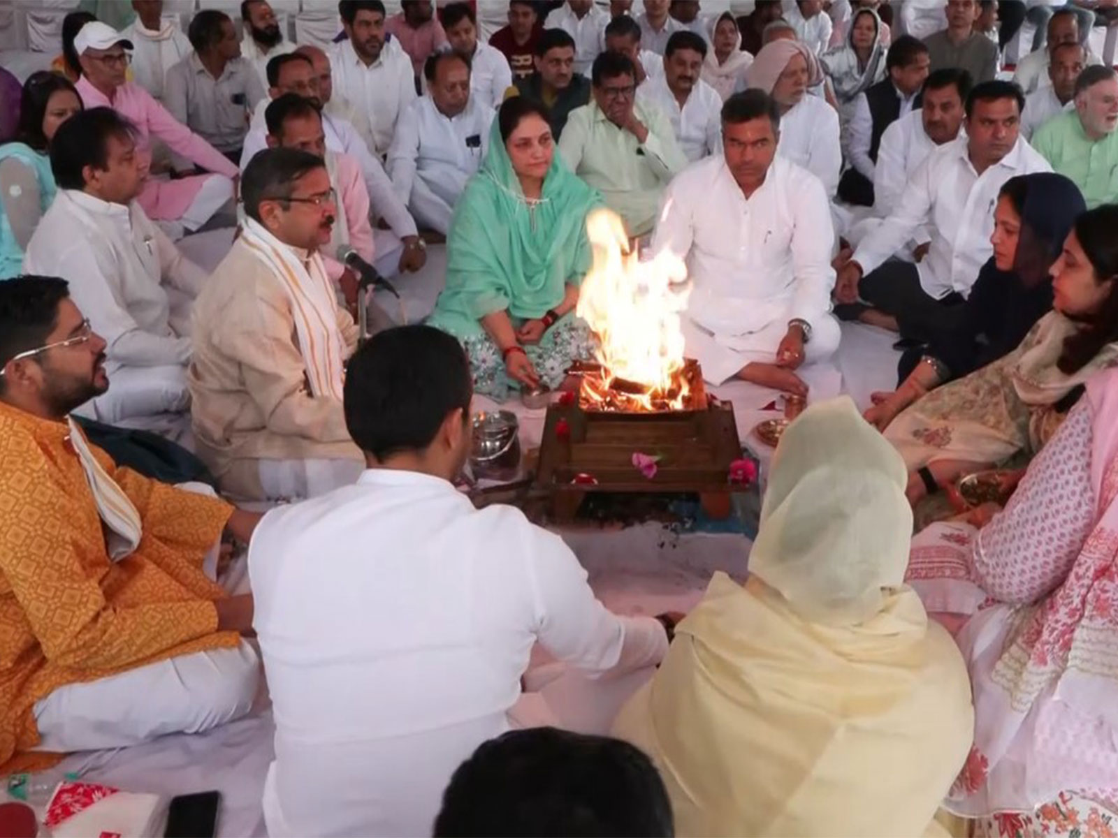 Delhi Minister Parvesh Singh performs Havan  (Photo/ANI)
