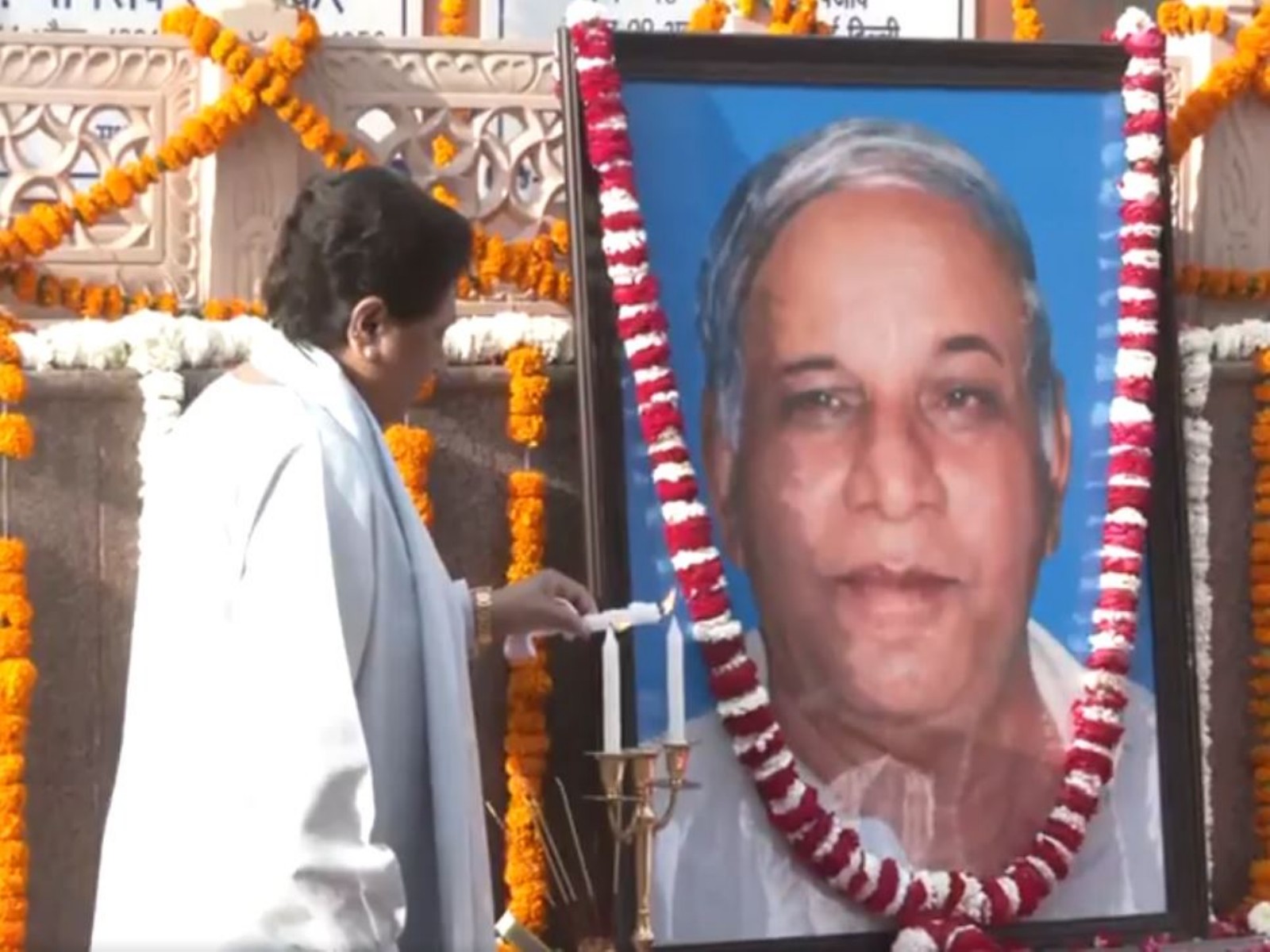 BSP chief Mayawati pays floral tribute to Kanshi Ram (Photo/ANI)