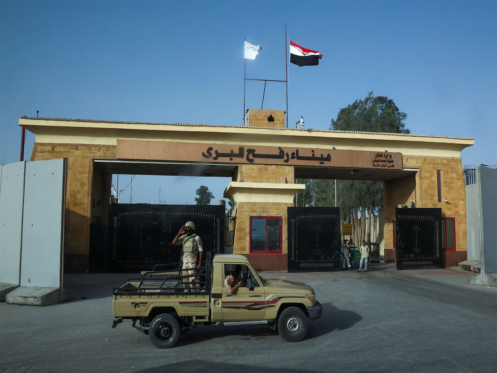 Egyptian soldiers keep watch near the Rafah Crossing along the Egypt–Gaza border in Rafah, Egypt. (File Photo/Reuters)