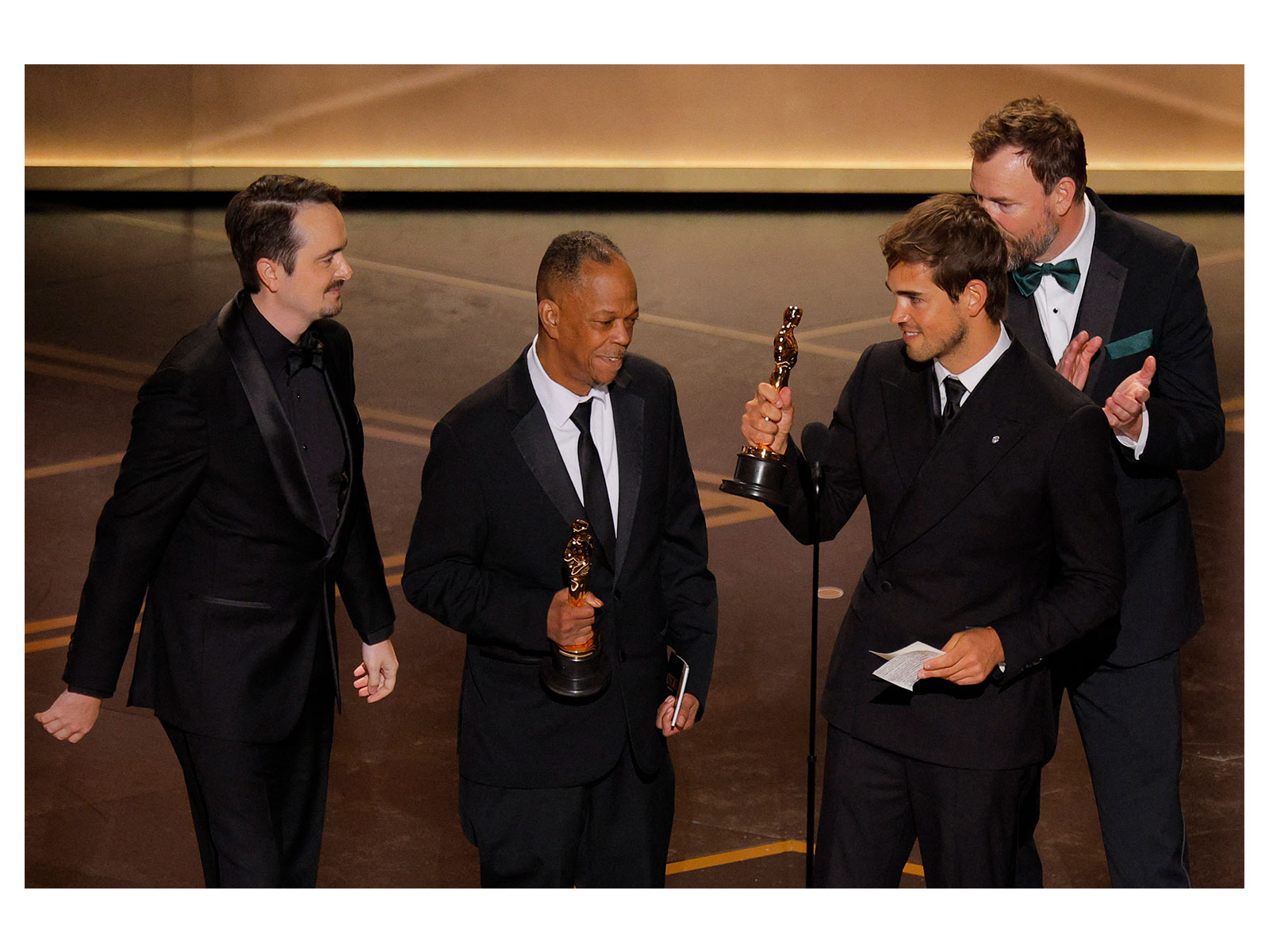 'The Singers' and 'Two People Exchanging Saliva share awards (Photo/Reuters)