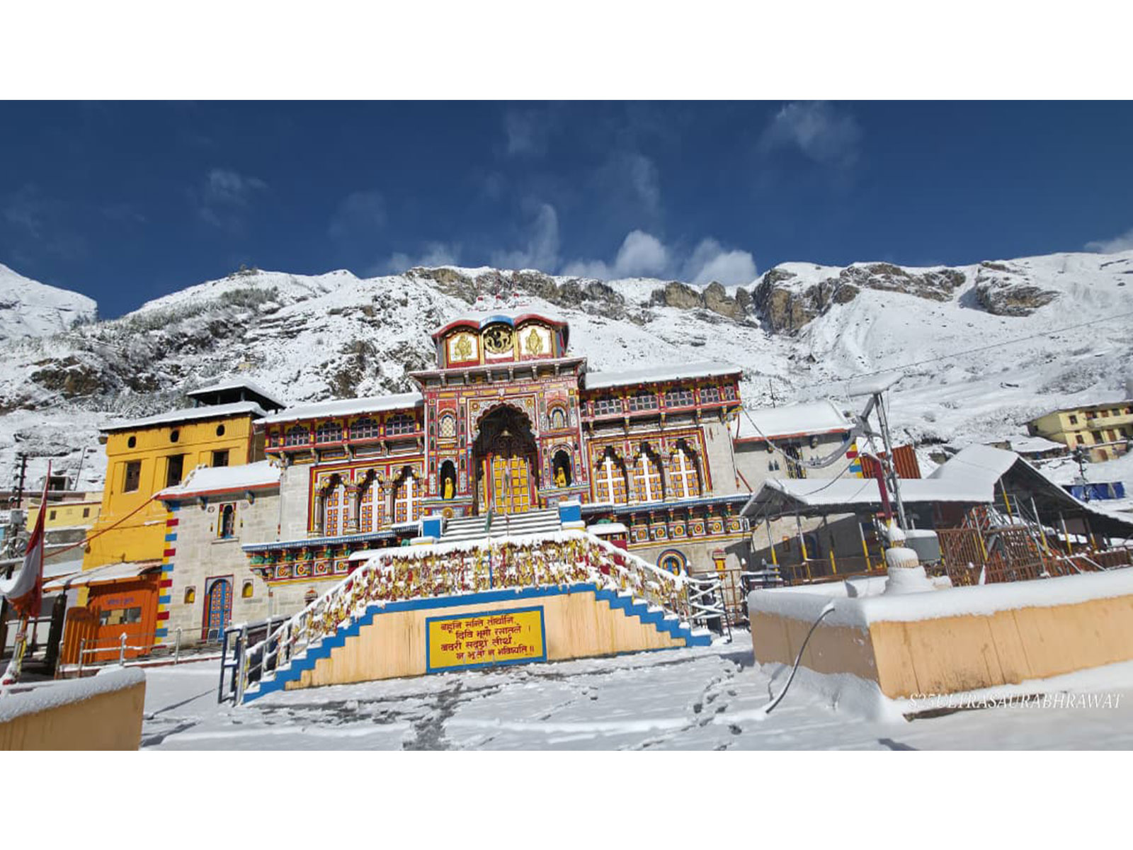 Shri Badrinath Dham wrapped in thick blanket of snow (Photo/ANI) Shri Badrinath Dham wrapped in thick blanket of snow (Photo/ANI)