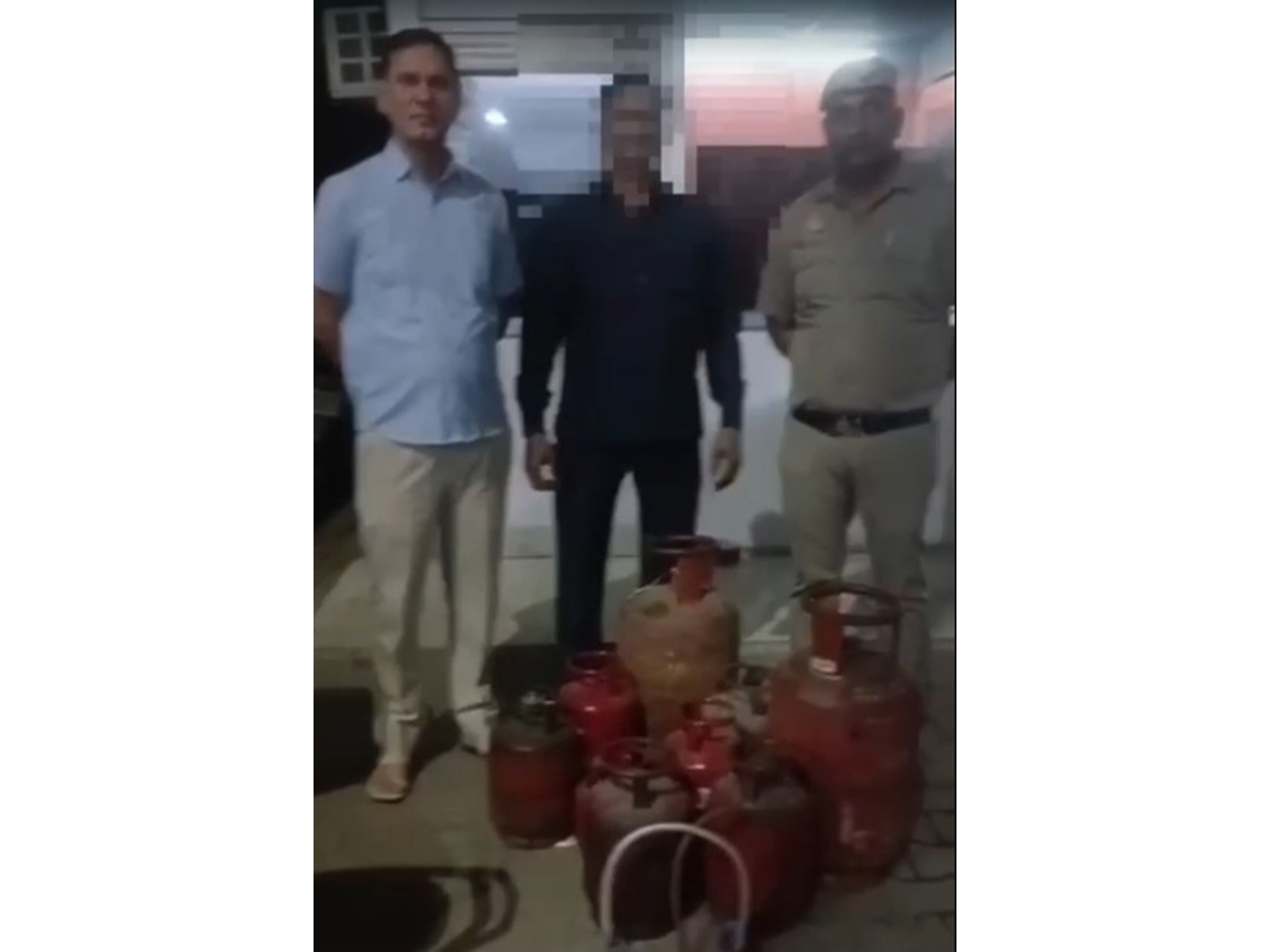 Dehi police arrests two in separate illegal LPG refilling rackets (Photo/Delhi Police) Dehi police arrests two in separate illegal LPG refilling rackets (Photo/Delhi Police)