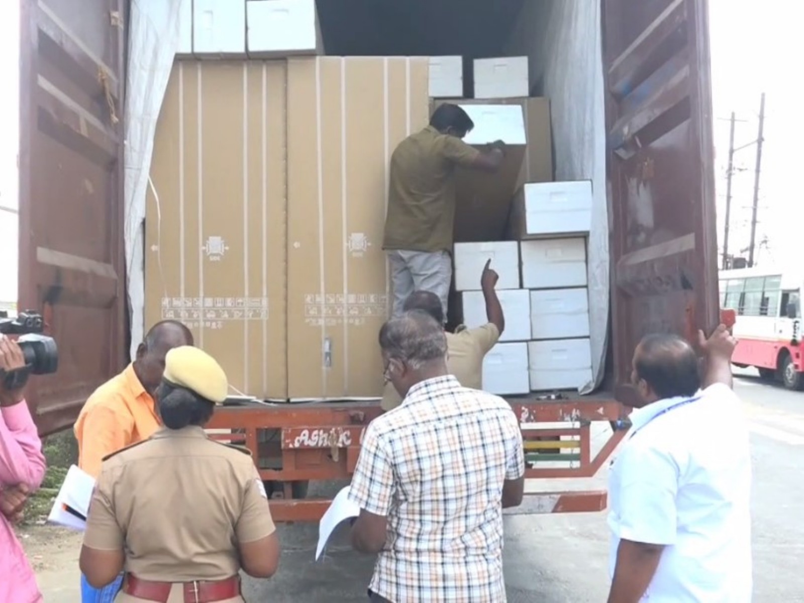 Flying squad checks vehicle in Trichy ahead of elections (Photo/ANI)