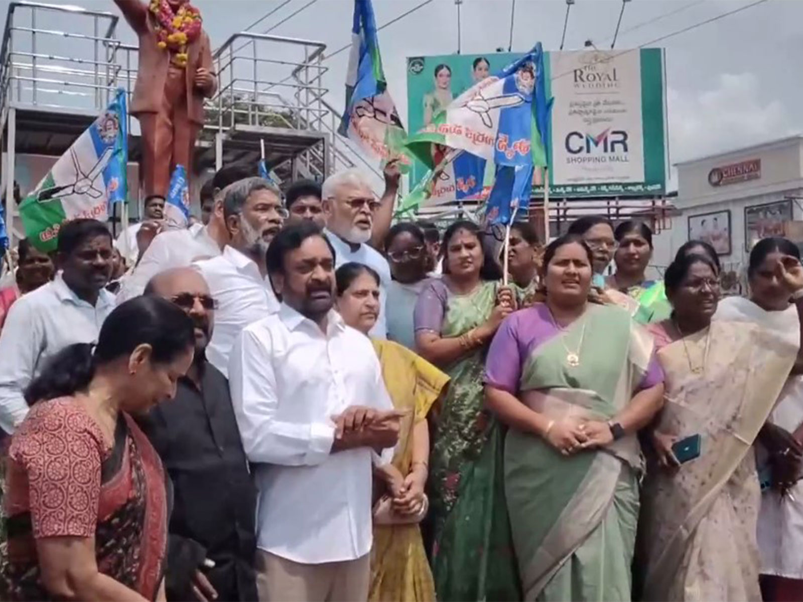 YSRCP leaders protest in Guntur against TTD chairman BR Naidu (Photo/ANI) YSRCP leaders protest in Guntur against TTD chairman BR Naidu (Photo/ANI)