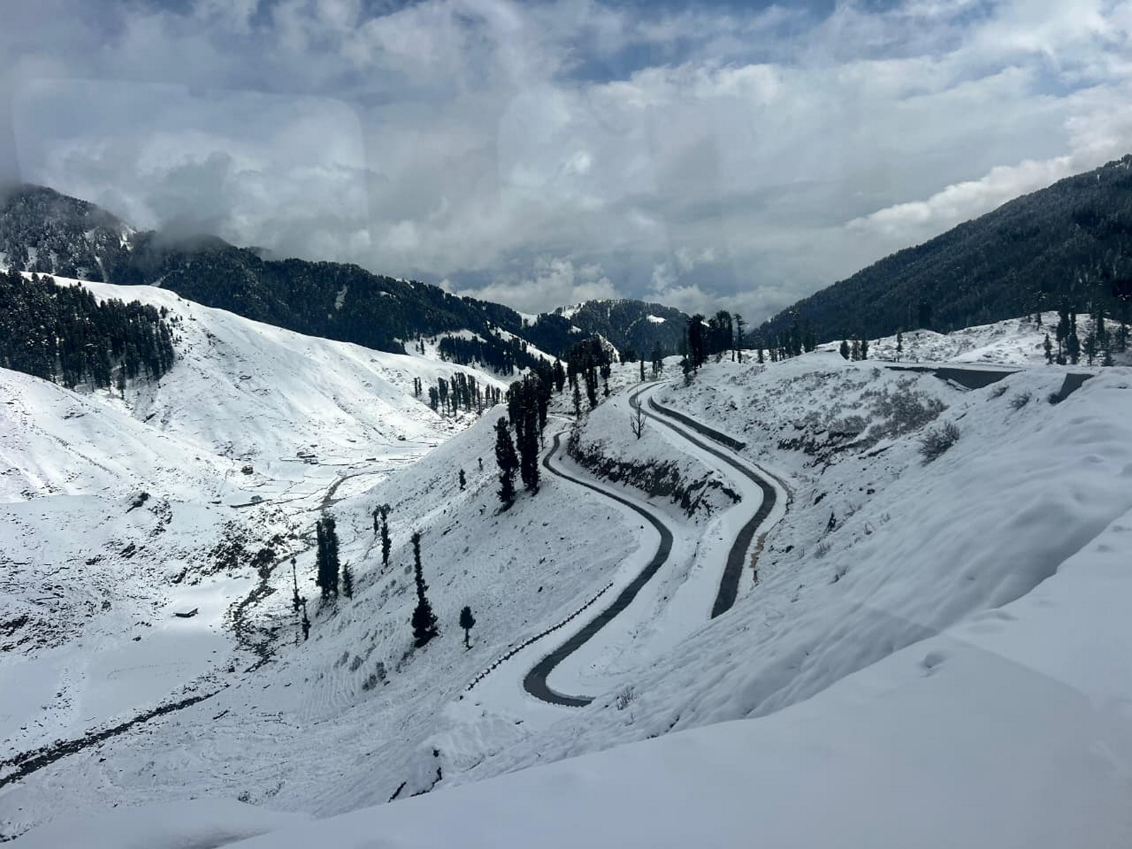 Visuals from fresh snowfall in Jammu and Kashmir (Photo/ANI) Visuals from fresh snowfall in Jammu and Kashmir (Photo/ANI)