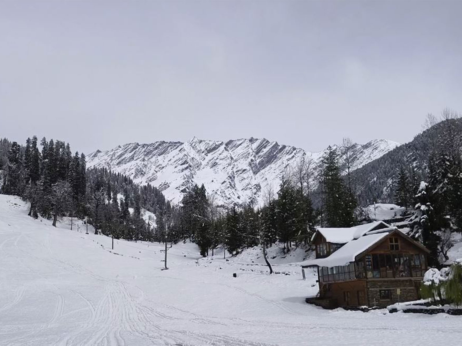 Solang Valley receive fresh snowfall in March (Photo/ANI) Solang Valley receive fresh snowfall in March (Photo/ANI)