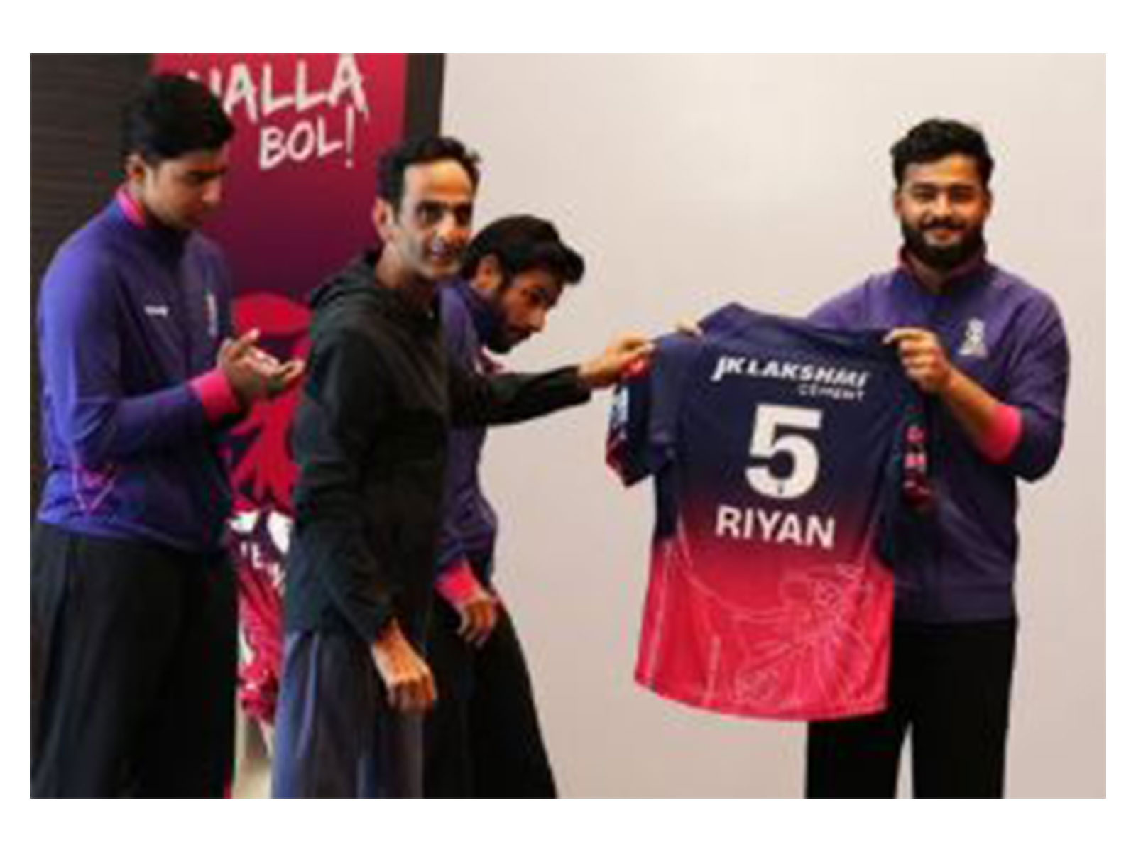 Riyan Parag with Rajasthan Royals' new jersey. (Photo/Instagram@Rajasthan Royals) Riyan Parag with Rajasthan Royals' new jersey. (Photo/Instagram@Rajasthan Royals)