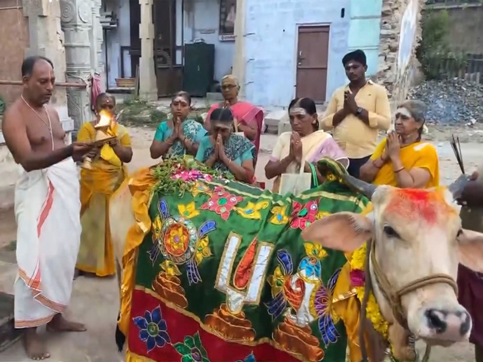 Devotees offer prayers on Ugadi in Tamil Nadu (Photo/ANI) Devotees offer prayers on Ugadi in Tamil Nadu (Photo/ANI)