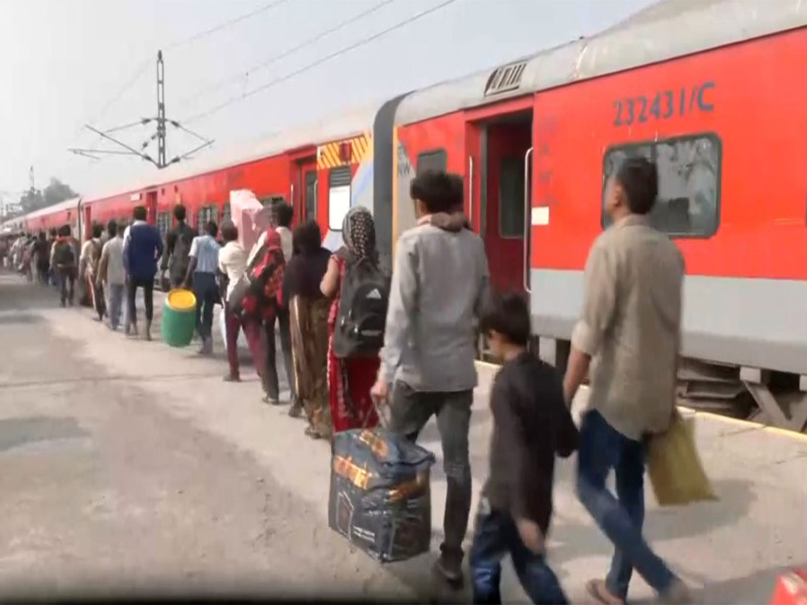 Migrant workers at Udhna Railway Station in Surat to leave for thier native villages (Photo/ANI) Migrant workers at Udhna Railway Station in Surat to leave for thier native villages (Photo/ANI)