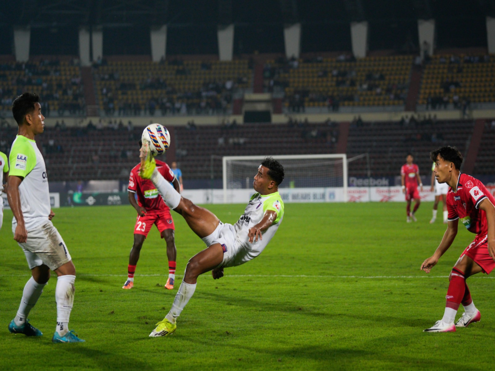 Odisha FC and NorthEast United FC players in action (Photo: ISL)