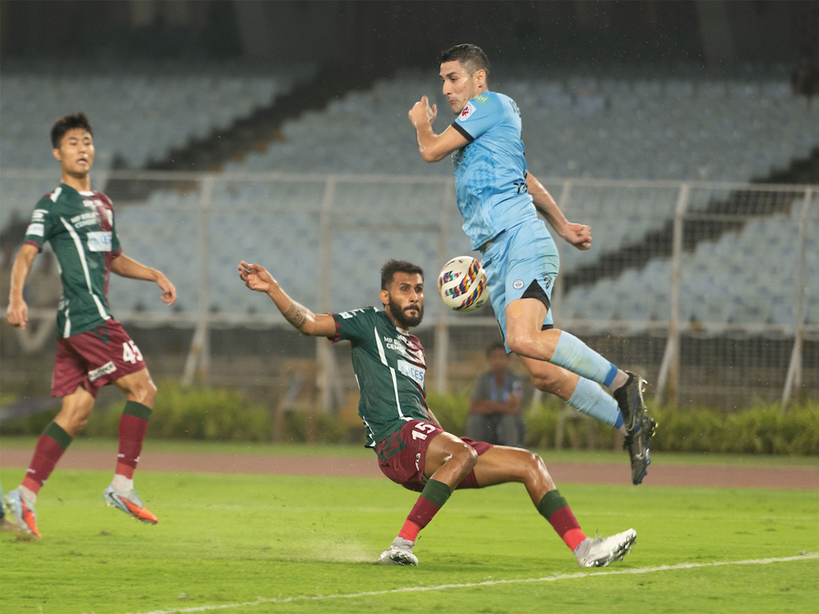 Mumbai City FC and Mohun Bagan Super Giant players in action (Photo: ISL) Mumbai City FC and Mohun Bagan Super Giant players in action (Photo: ISL)