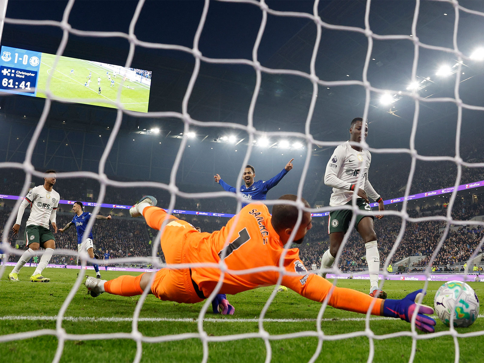 Everton players celebrating a goal against Chelsea (Photo/Reuters)
