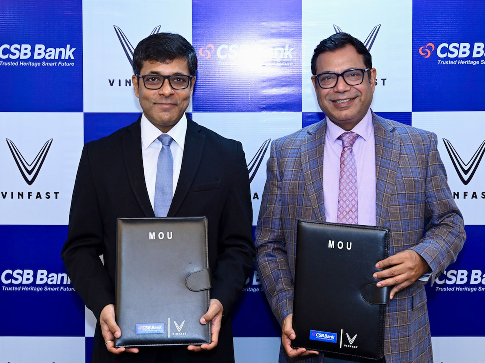 Mr. Tapan Ghosh (left), CEO of VinFast India, and Mr. Narendra Dixit, Head of Retail Banking at CSB Bank, at the signing ceremony Mr. Tapan Ghosh (left), CEO of VinFast India, and Mr. Narendra Dixit, Head of Retail Banking at CSB Bank, at the signing ceremony