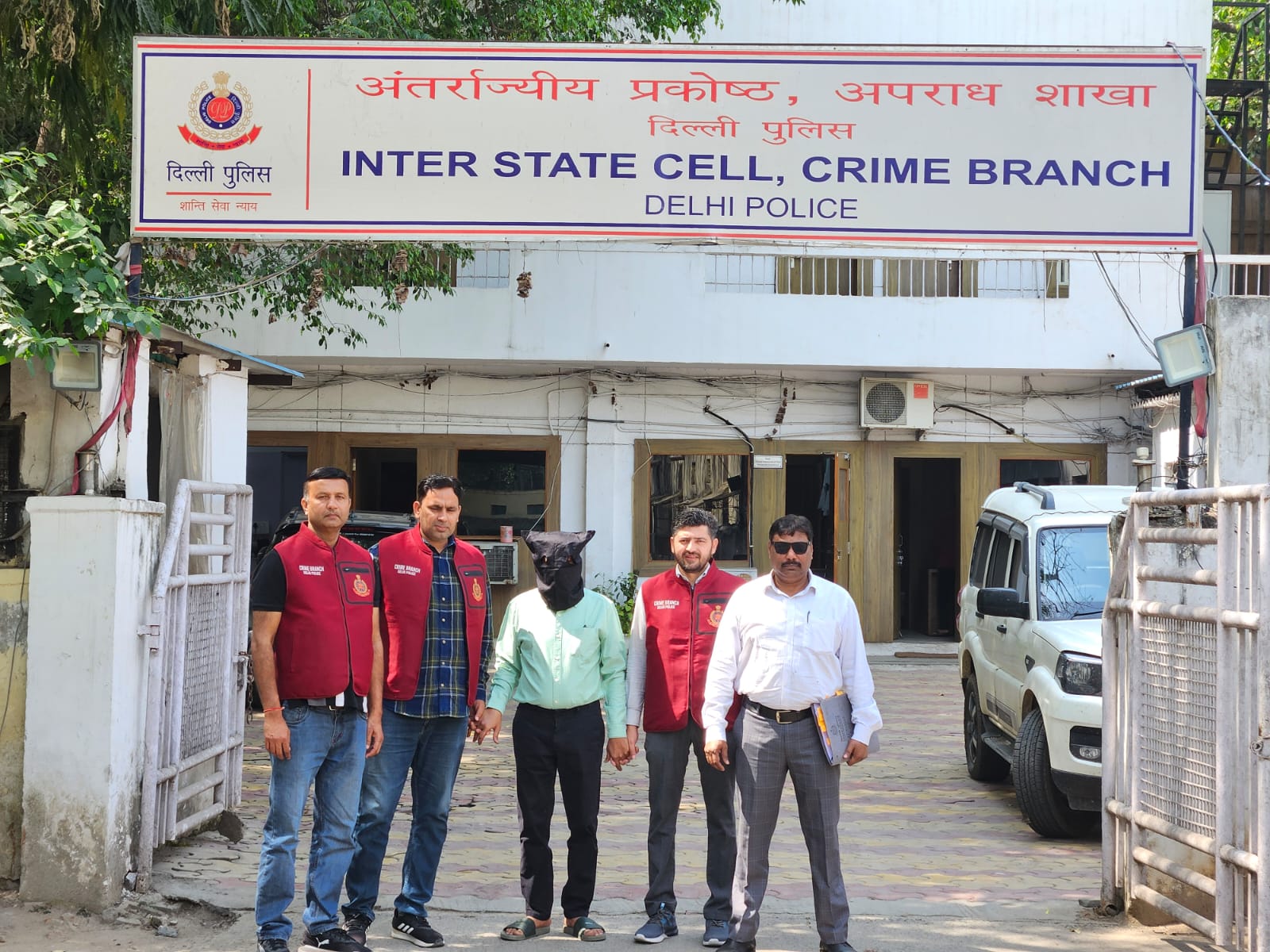 Inter-State Cell (ISC) of the Crime Branch, Delhi Police with the arrestees (Photo/X@CrimeBranchDP))