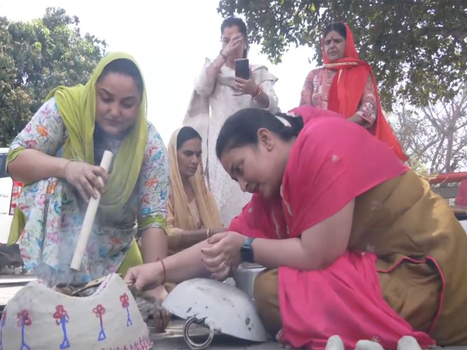 Women cooking food in traditional earthen stoves and firewood in Sainik Colony (Photo/ANI) Women cooking food in traditional earthen stoves and firewood in Sainik Colony (Photo/ANI)