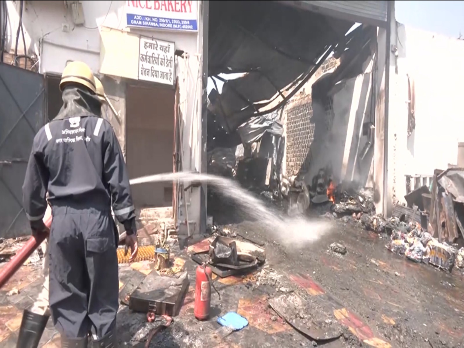 Fire fighters extinguishing flames (Photo/ANI) Fire fighters extinguishing flames (Photo/ANI)