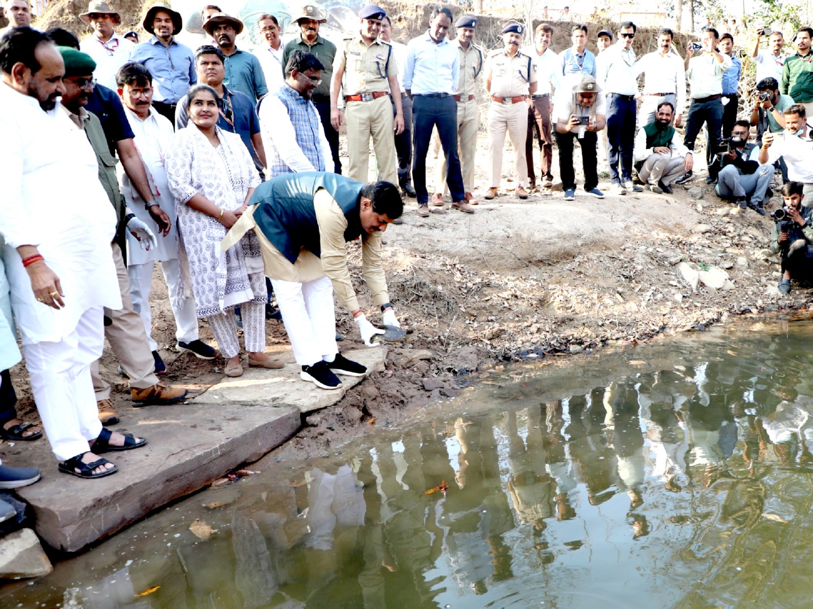 MP CM Mohan Yadav is releasing the turtle into Bamner River (Photo/DPR) MP CM Mohan Yadav is releasing the turtle into Bamner River (Photo/DPR)