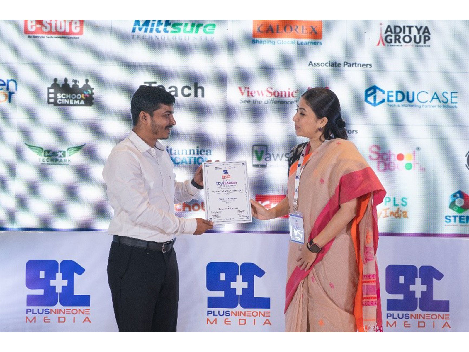 iTeach - Beyond Textbook: Rethinking How Classrooms Work iTeach - Beyond Textbook: Rethinking How Classrooms Work